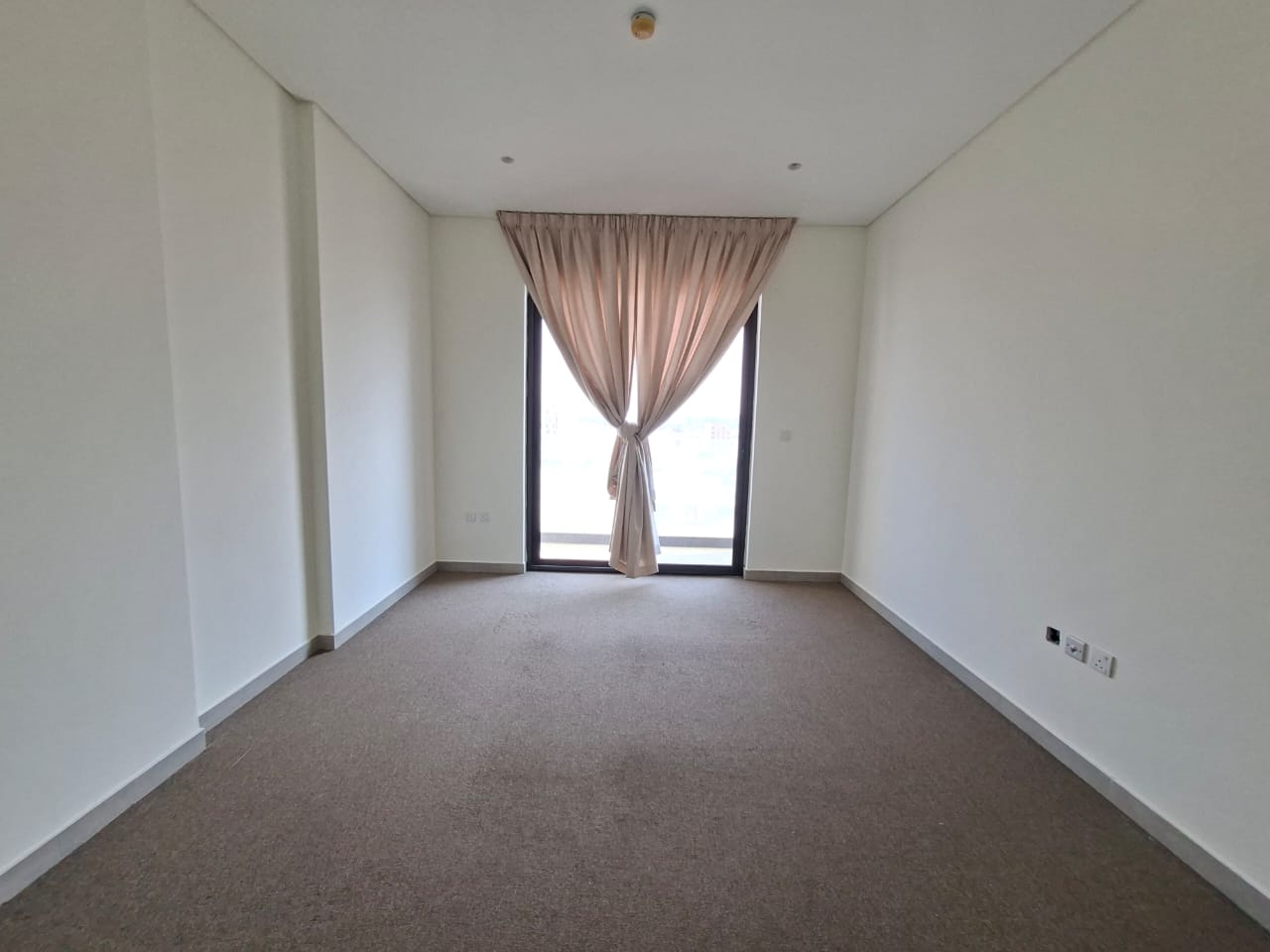 No deposit no comeshan 12chk pymant with parking 2bhk 2balcony 2wachroom prim location aljada out sid