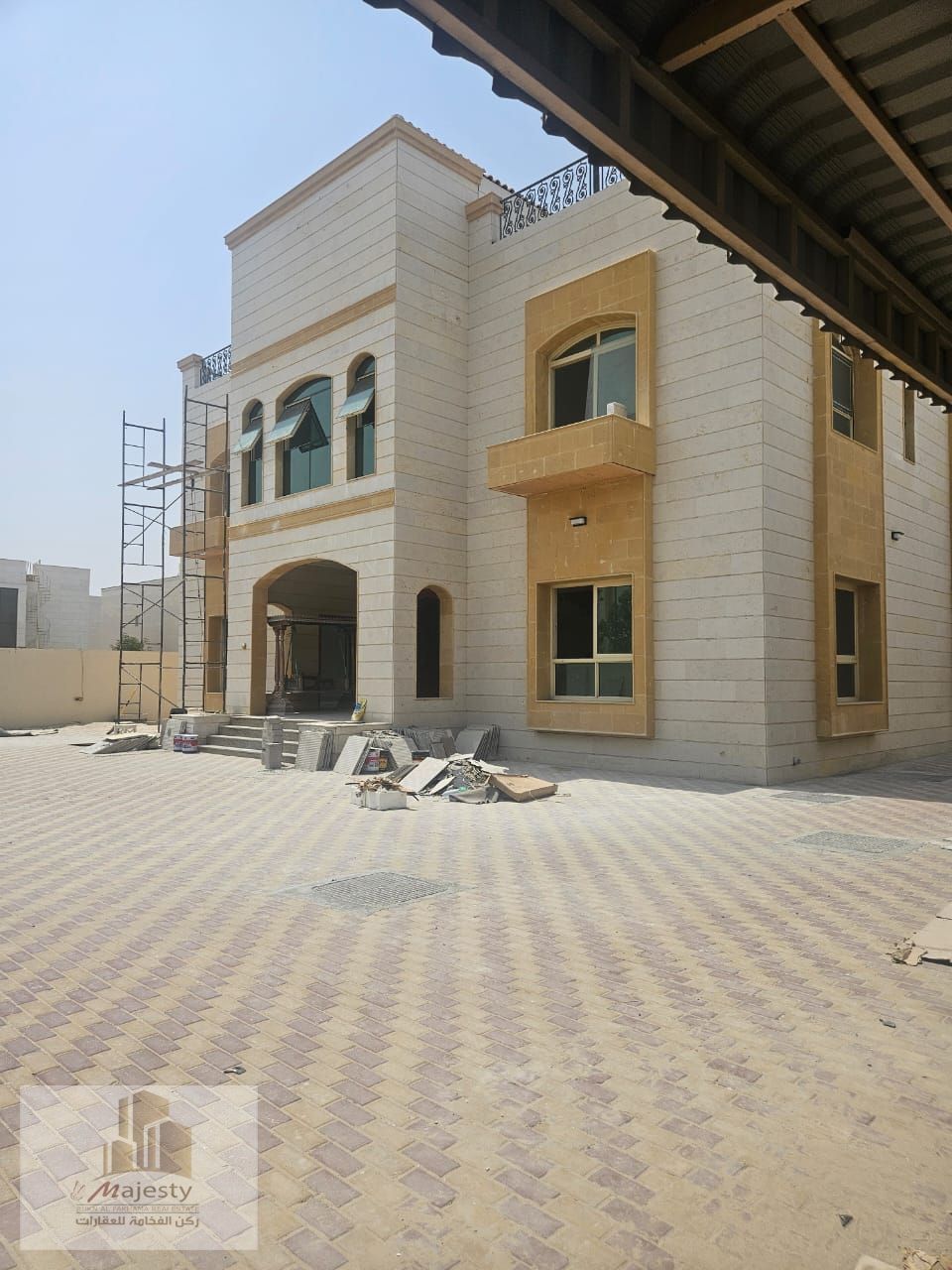Luxury villa for sale in Al Hoshi, Sharjah, 10,000 sq. ft, 5 master bedrooms, maid’s annex, covered parking, modern finishes, price AED 3,400,000