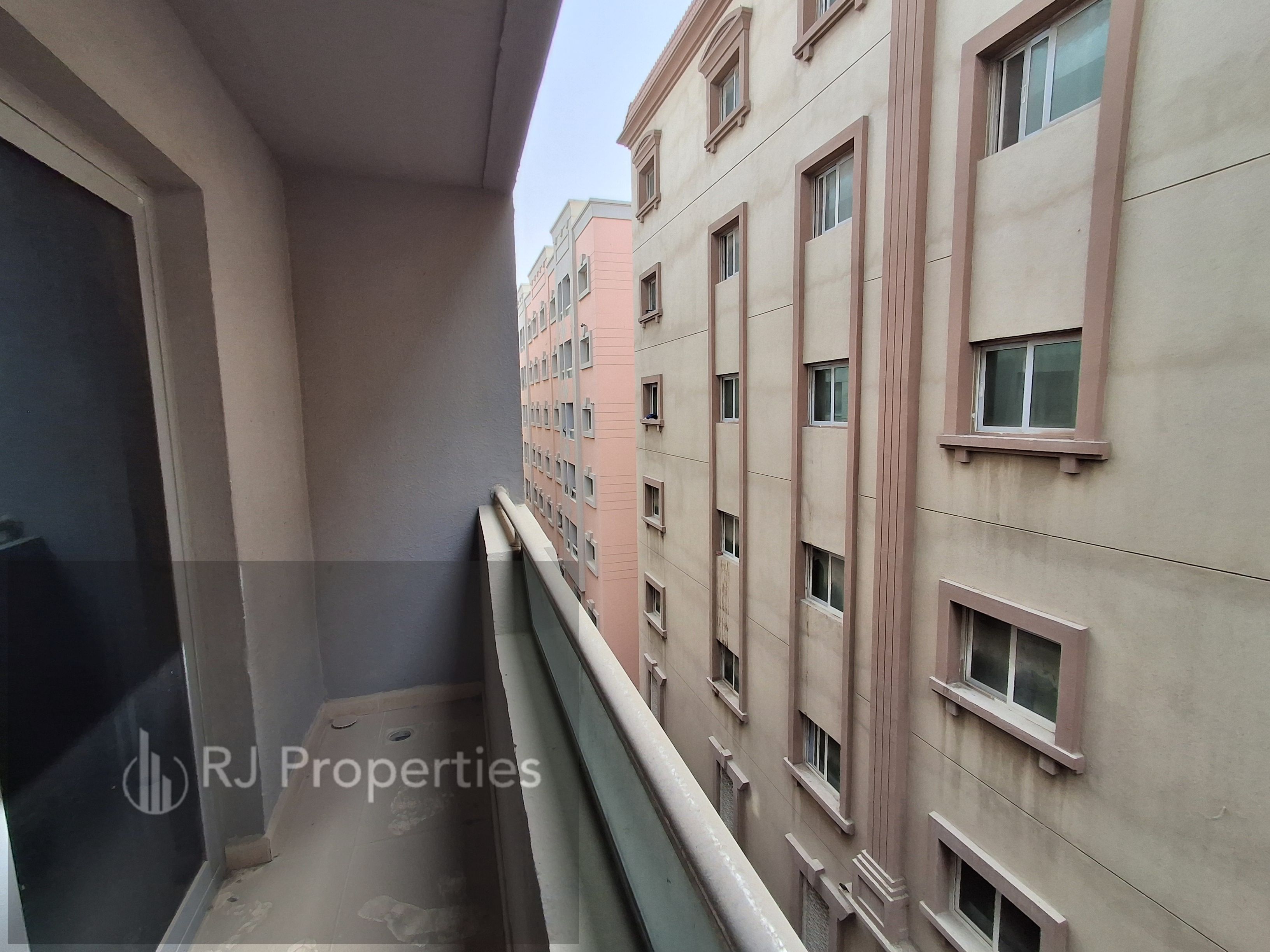 2BR apartment - family building - balcony - 2 master room - Easy access for Dubai