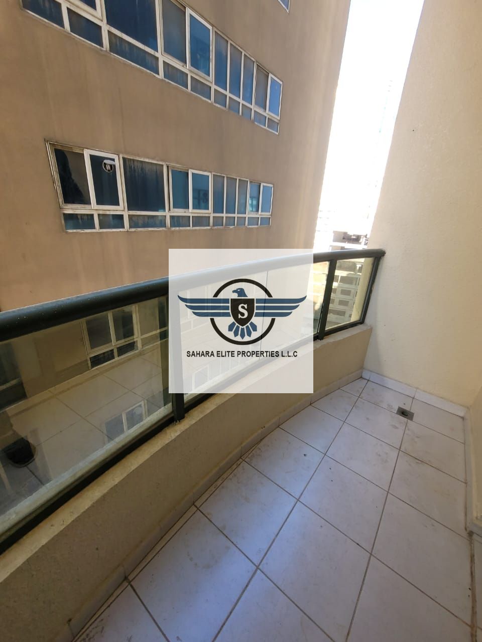 1BHK HUGE HALL BALCONY VERY SPACIOUS AT PRIME LOCATION ONLY FOR FAMILIES NEAR AL NAHADA PARK RENT JUST 34K