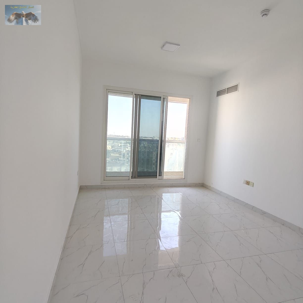 A large bedroom,a spaciousliving roomwithanelegant design, central air conditioning,a balconywithanopenview,excellent finishing, and a security system