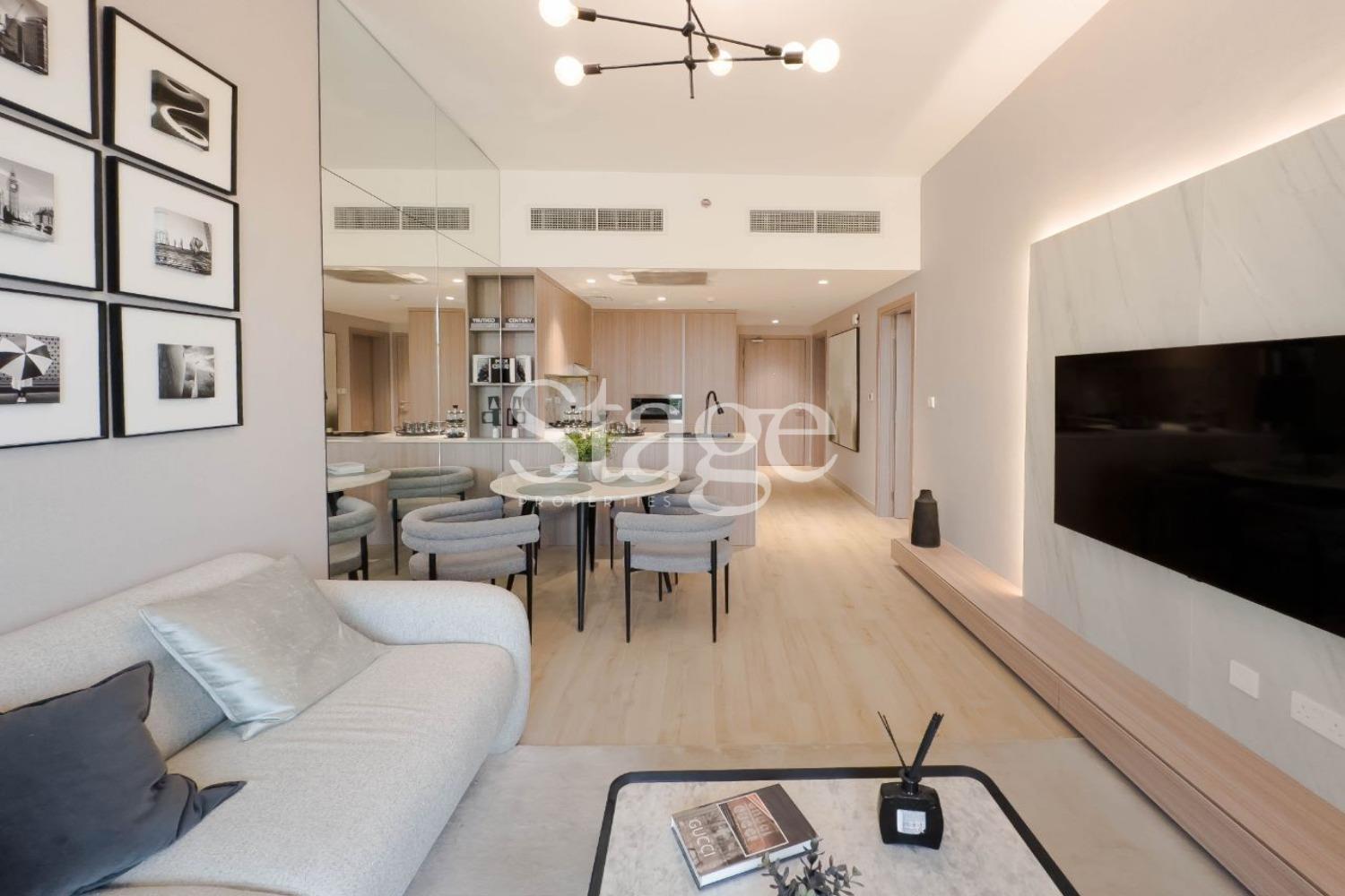 LUXURY LIVING | POOL VIEW | MU...