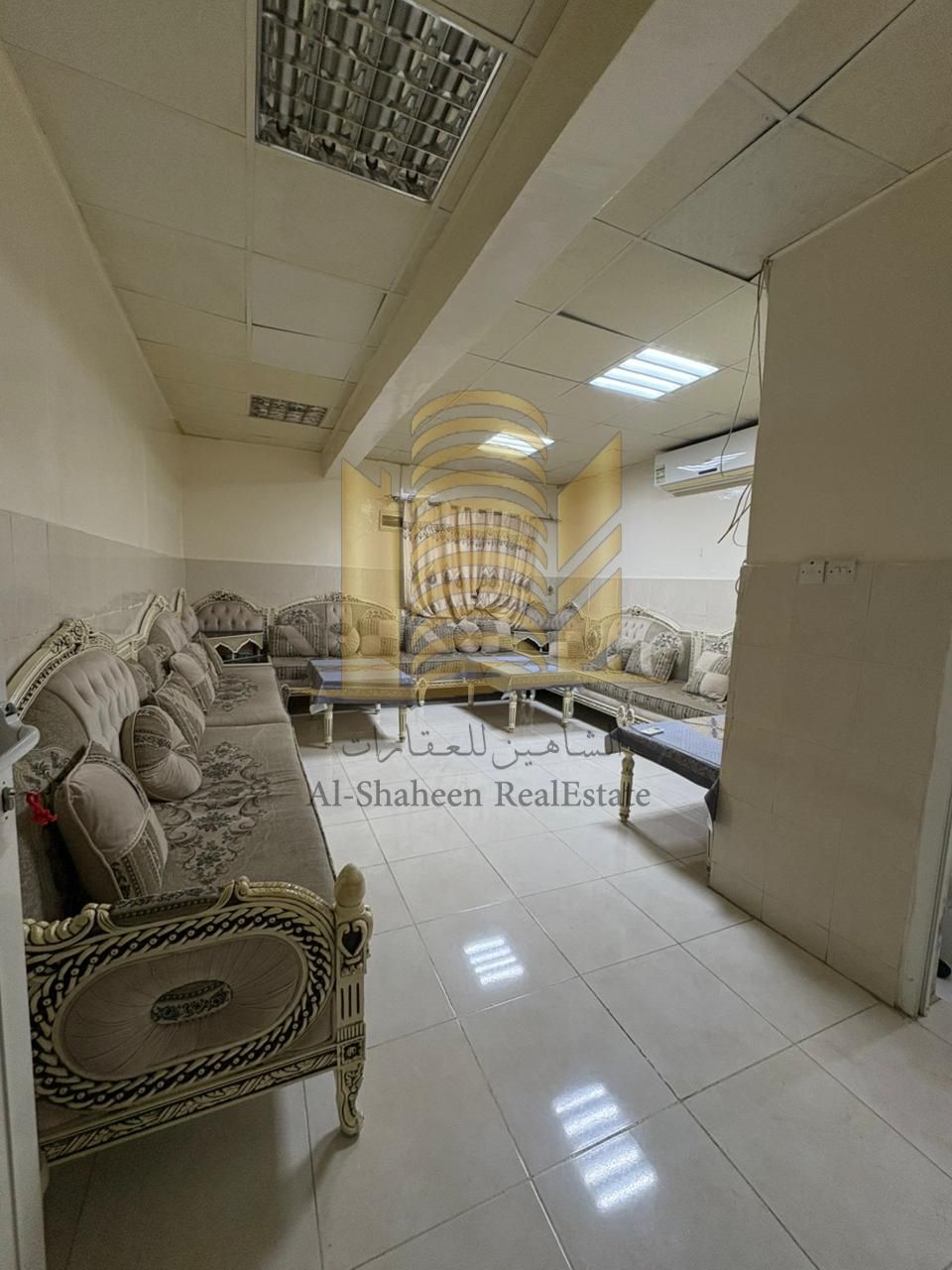 Traditional Arabic house for sale in Ajman, Al Nuaimiya 2, residential/investment. Area: 3600 sq ft. Consists of 5 bedrooms, a majlis (formal sitting room), a living room, and a courtyard. Very close to the Dubai and Sharjah exits, near Mohammed Bin Zayed