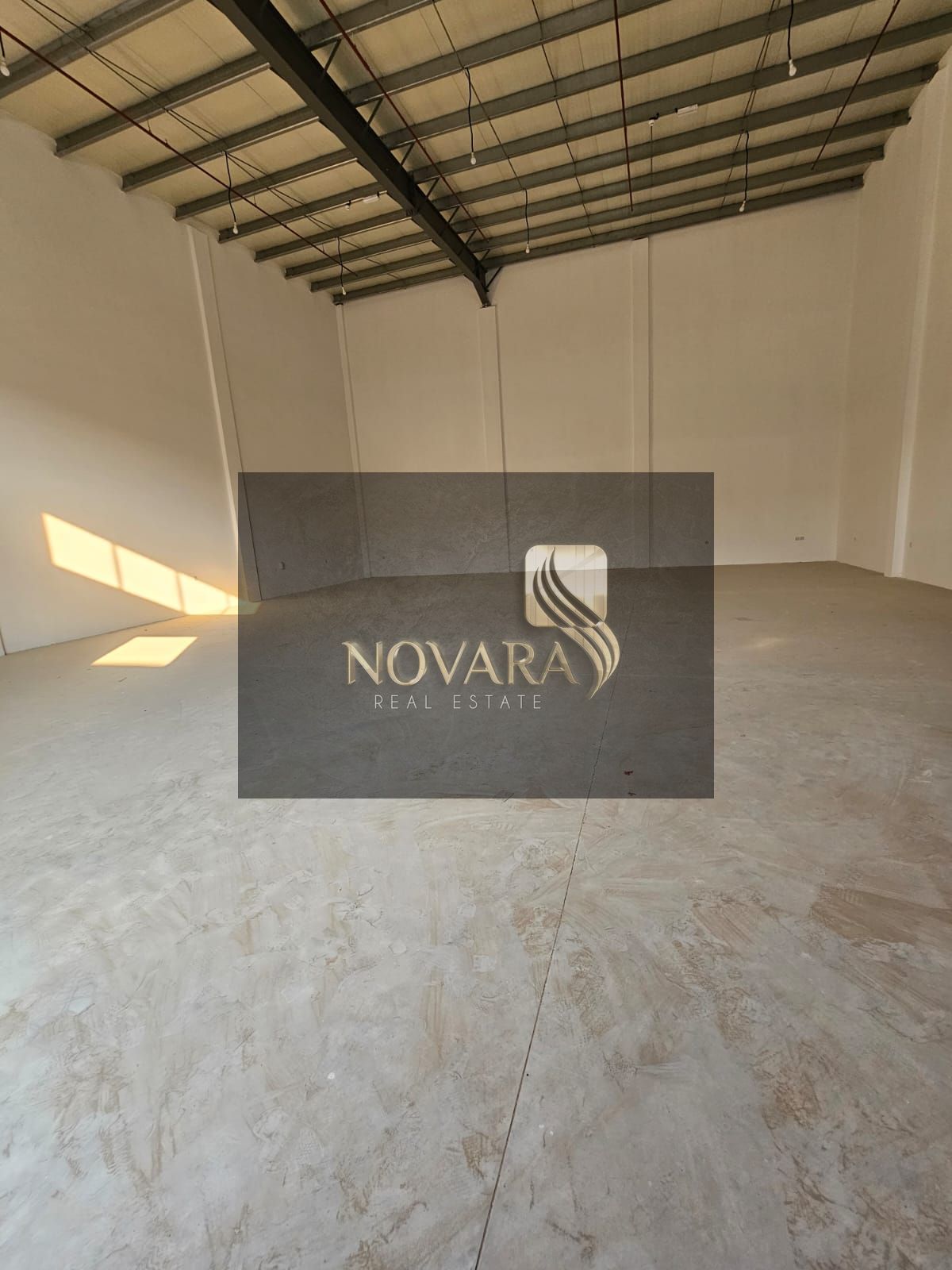 A spacious and modern warehouse is available for annual rent in the Umm Al Thuoob industrial area. It features a strategic location and a large area s