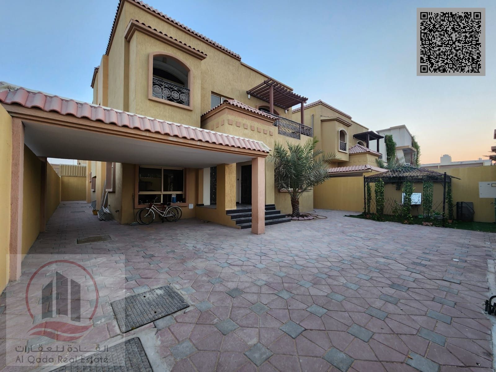 Villa for sale in Ajman, Al Muwaihat. 5 master bedrooms, majlis, 2 living rooms, and maid's room. Freehold ownership for all nationalities.