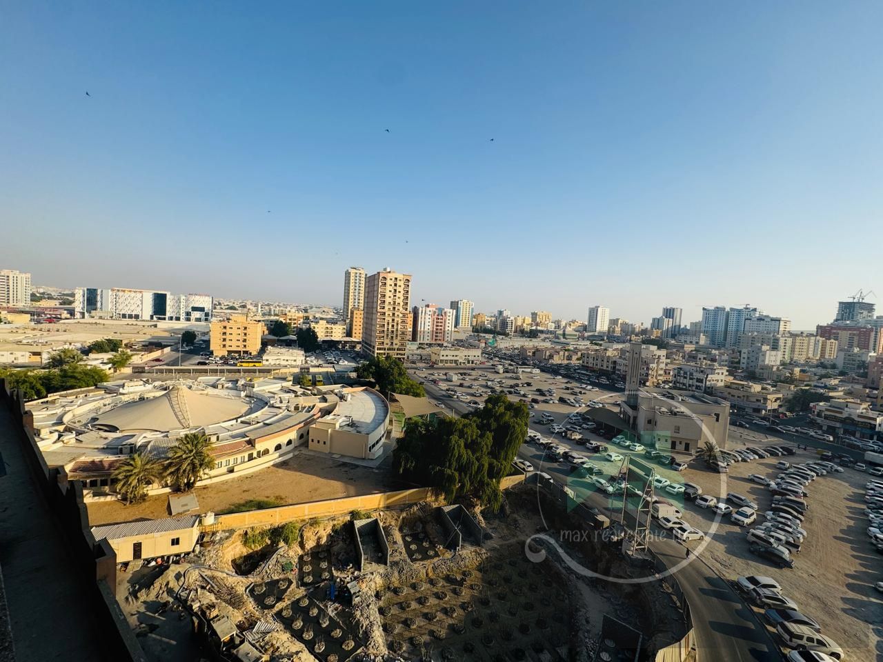 For sale: Spacious studio apartment with a balcony and open view, ready for investment or living. 78,000 down payment, installments over 5 years, firs