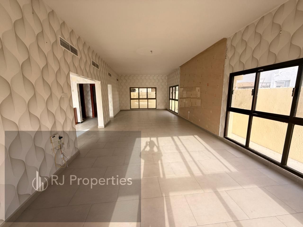 Luxury Huje Spacious Villa Corner side With Maid Room &Balcony