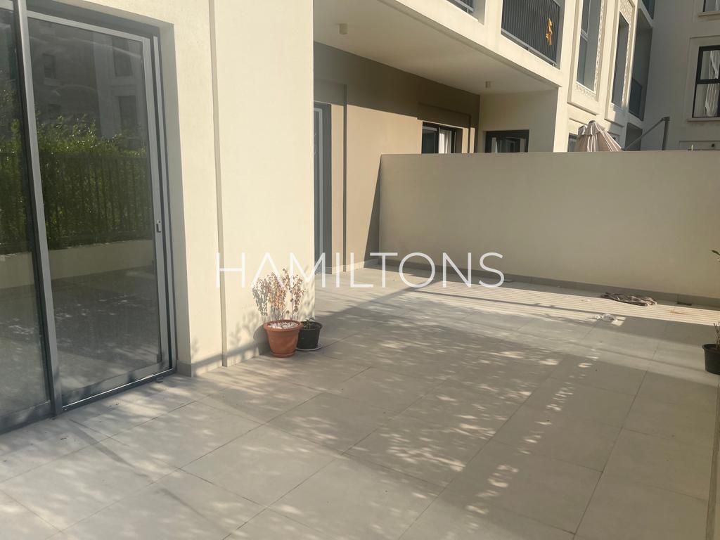 Sea View Apartment | Beachfront Living | Vacant | Resale
