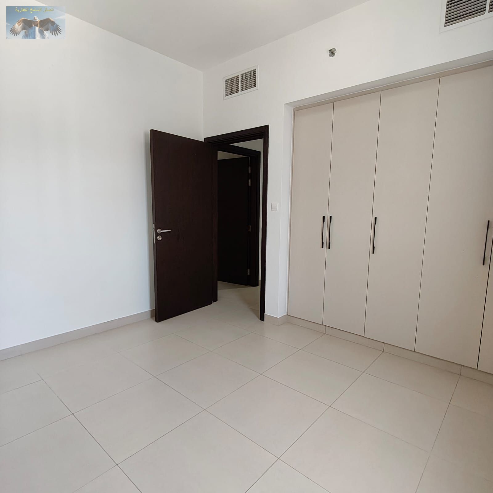 2BHK with hall, built-in wardrobes, spacious, private parking, 1 month free, near all services.