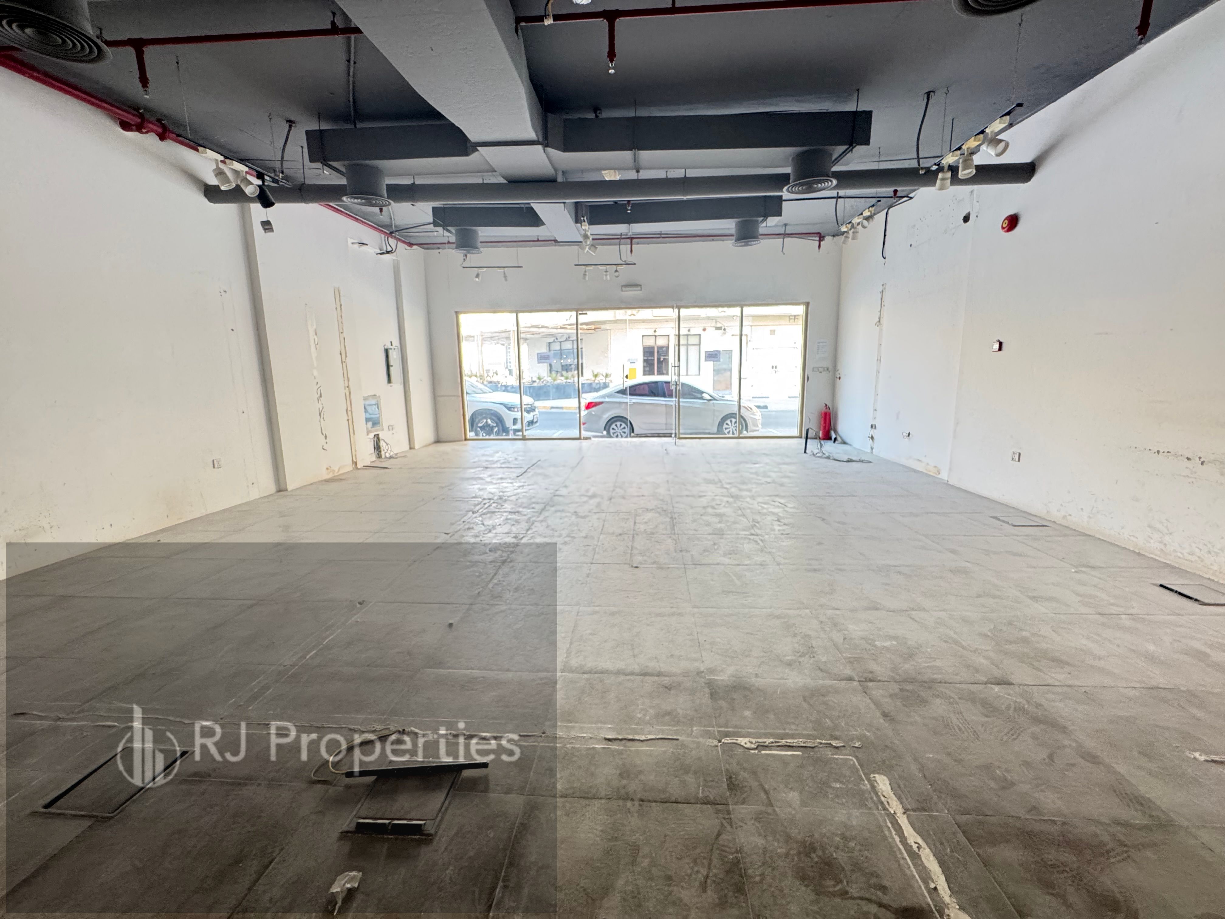On the Raod close to park luxury shop prime location Bussines area only 100k