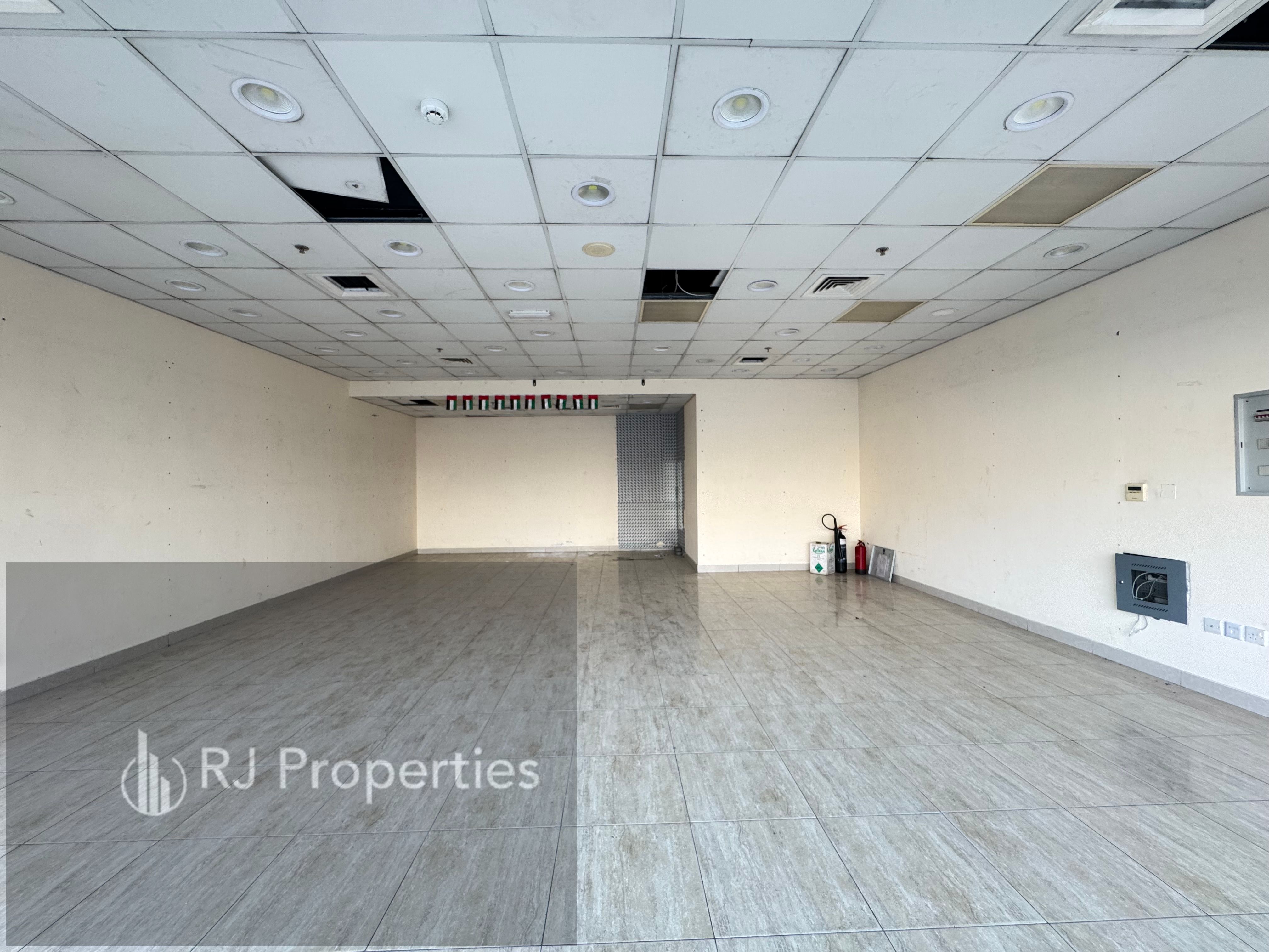 Luxury shop on the road very prime lecation in Business area only jest 115k