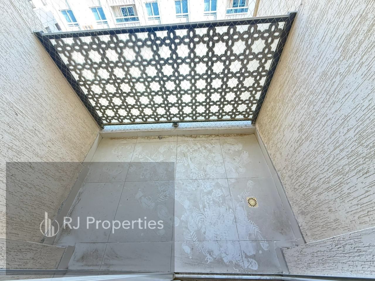 1bhk with balcony coverd parking neae to muwliha park just 39k