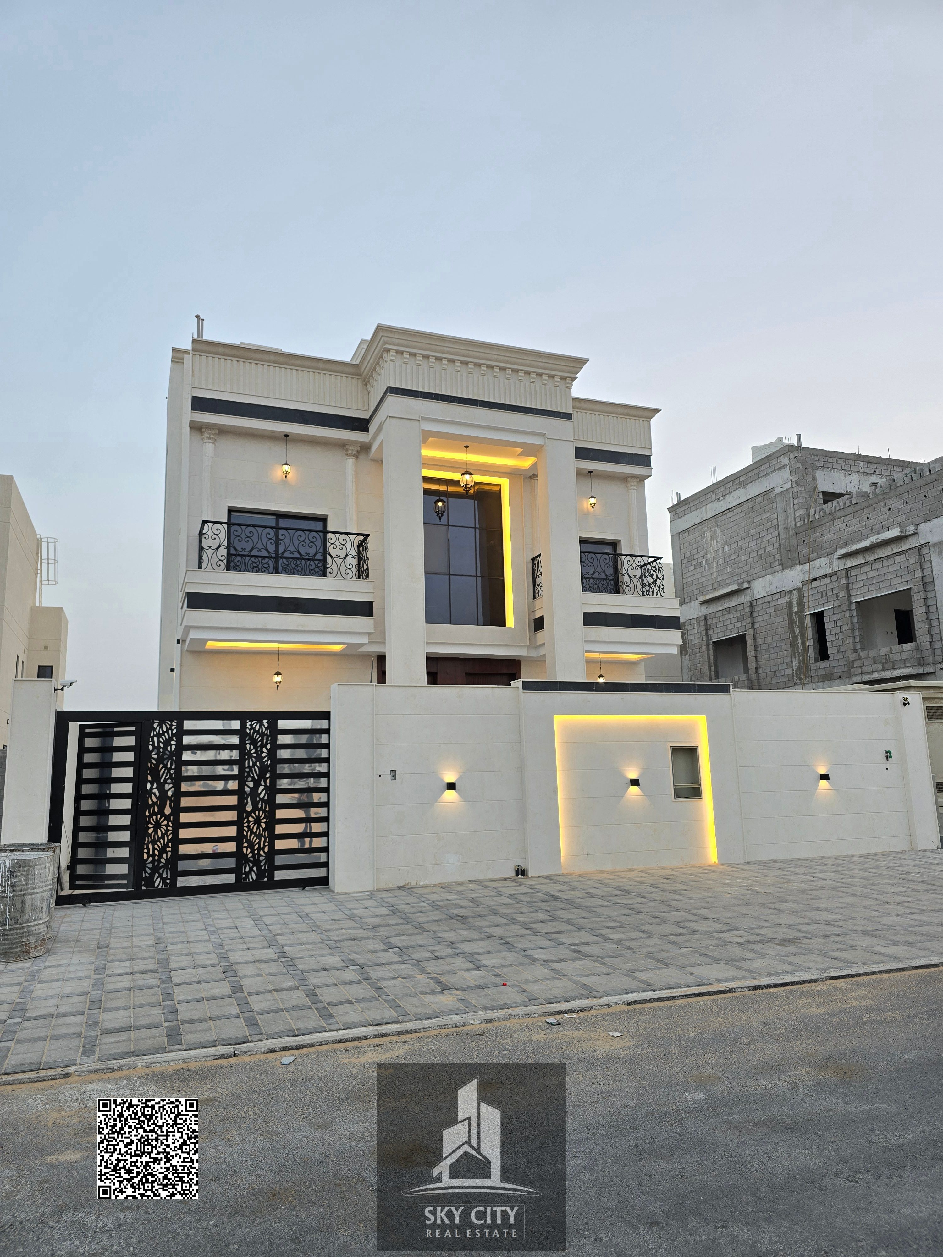 A wonderful opportunity to own a spacious residential villa with a practical design, located in one of the most popular residential complexes in Ajman. Al Helio 2 villa, 6 rooms, 3 floors, personally finished, central air conditioning, next to a mall, fre