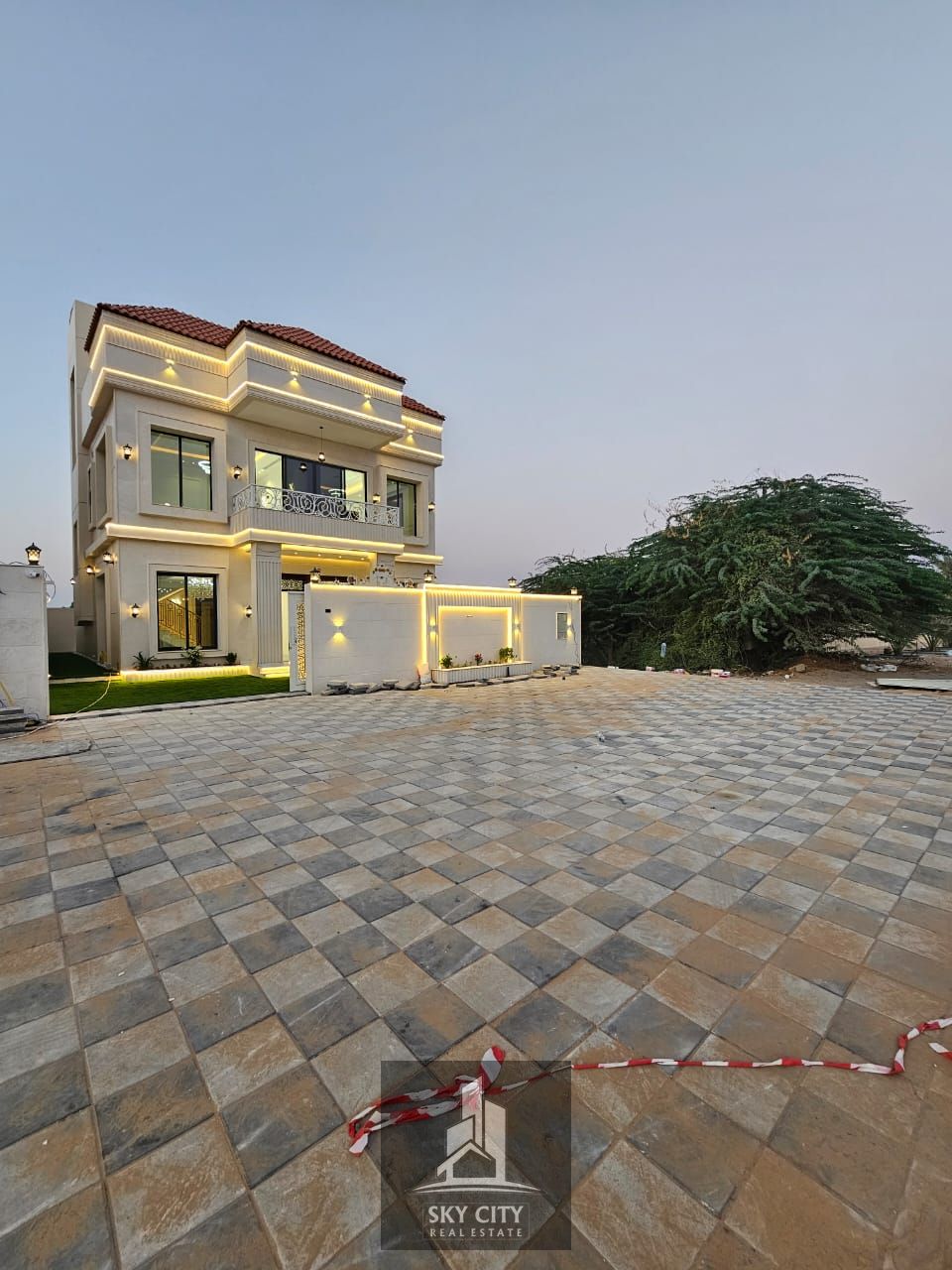 Classic villa for sale on the main street with a 20-meter setback, custom finishing, and fees included.