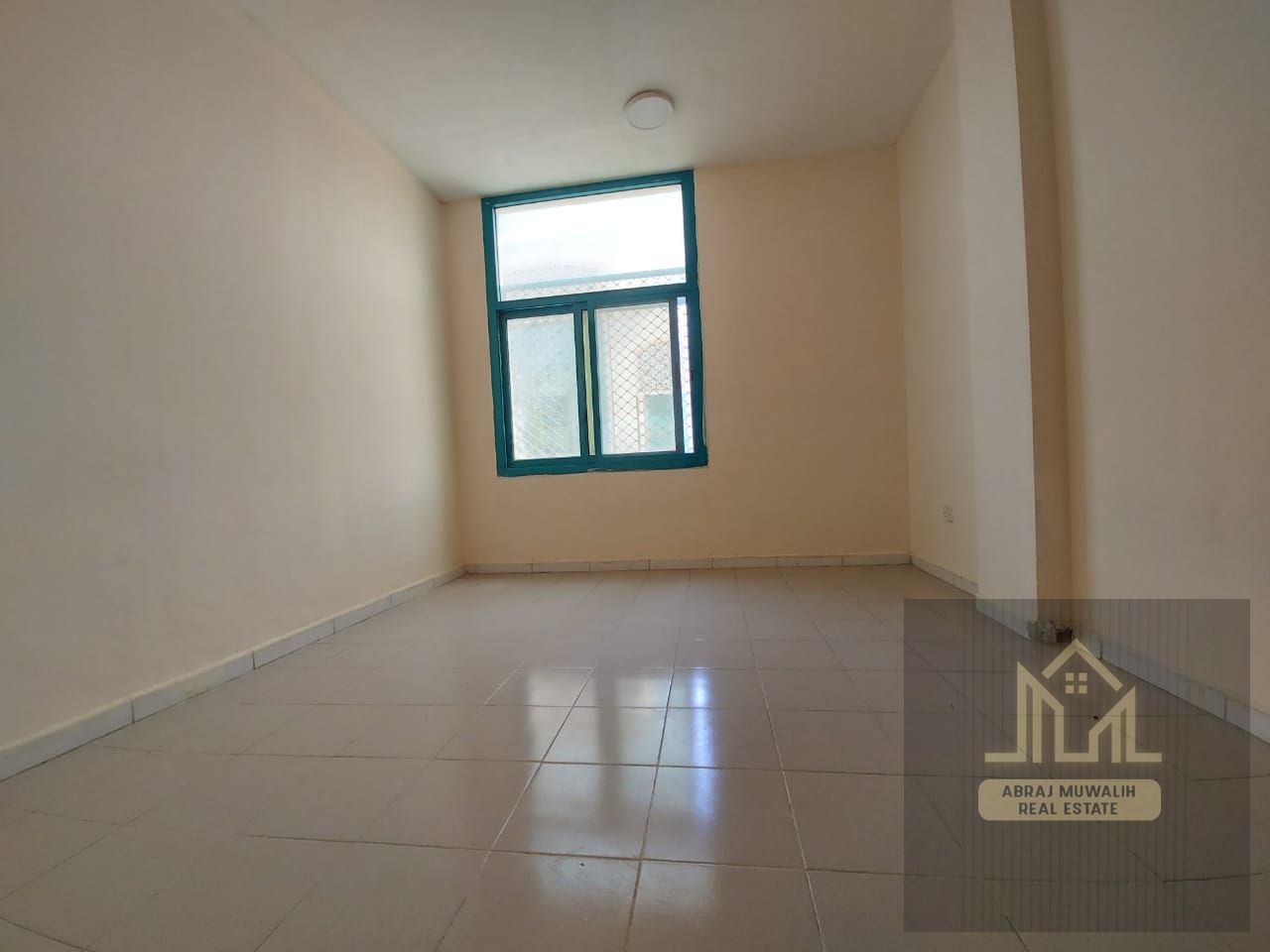Ready to move apartment available prime location near bus station