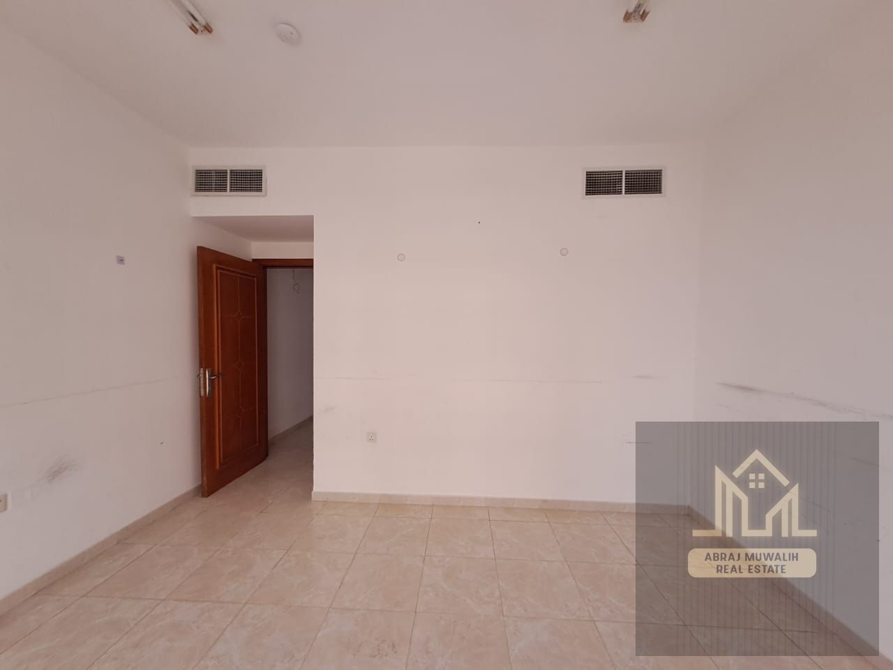 GOOD APPARTMENT FOR FAMILY IN FRONT OF MUWAILEH BUSS STATION WITH BALCONY IN 32K