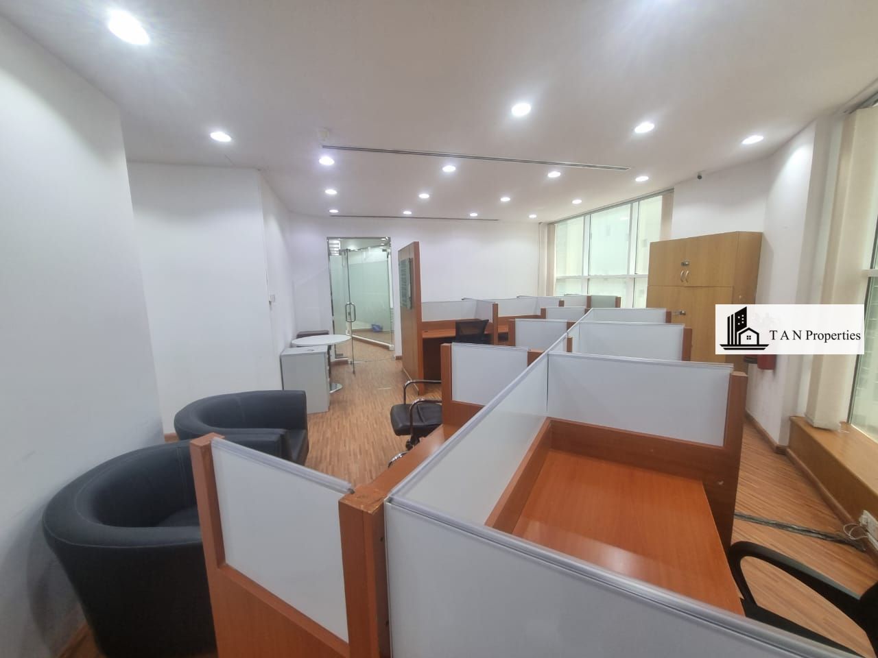 STUNNING INDEPENDENT OFFICE WITH PARTITIONS || Chiller Free || Front of Metro-Station