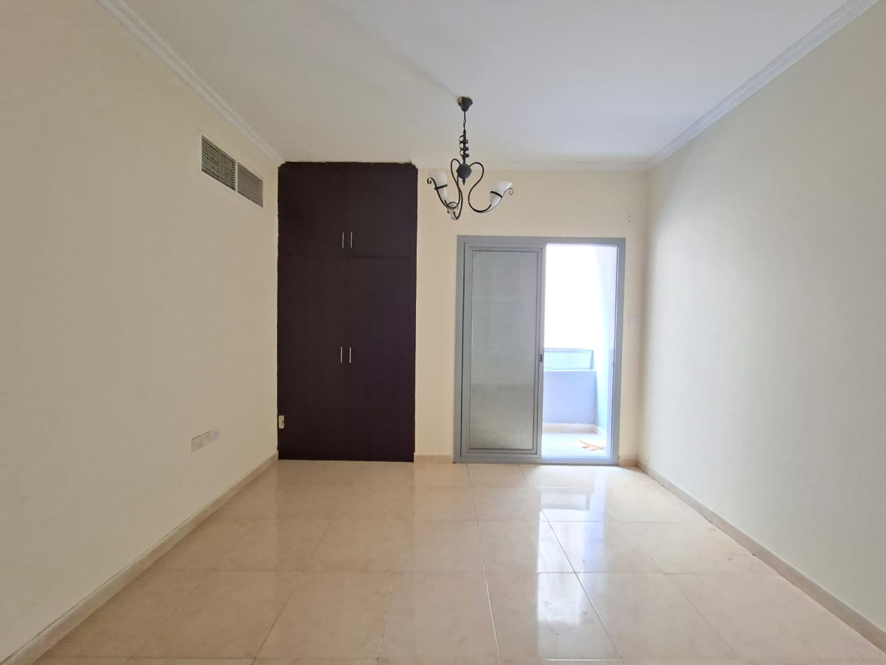 Like brand new building Muwaileh Commercial sharja 1bhk with balcony 1wachroom 6chk pymant waldrop