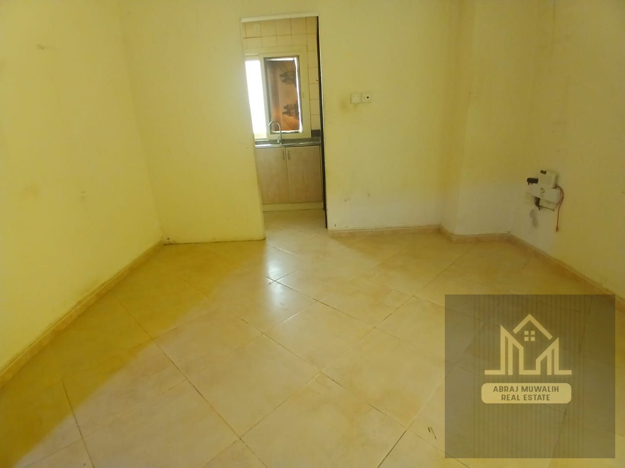 Ready to move apartment available prime location near safari Mall