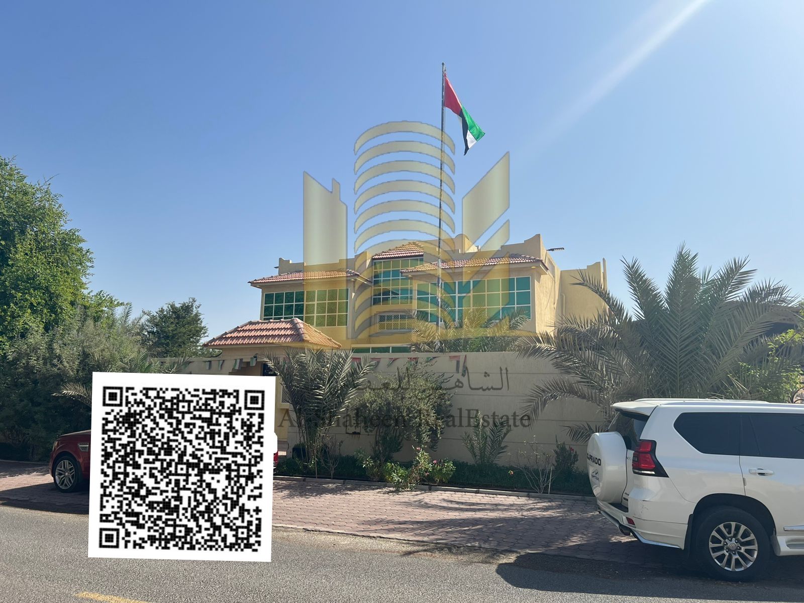 Villa for sale in Ajman, Al Jurf area, 10,000 sq ft, two floors, super deluxe finishing. It consists of 8 rooms, a majlis, and a living room. The ground floor comprises two master bedrooms, a living room, a women's majlis, a men's majlis, a dining room, a