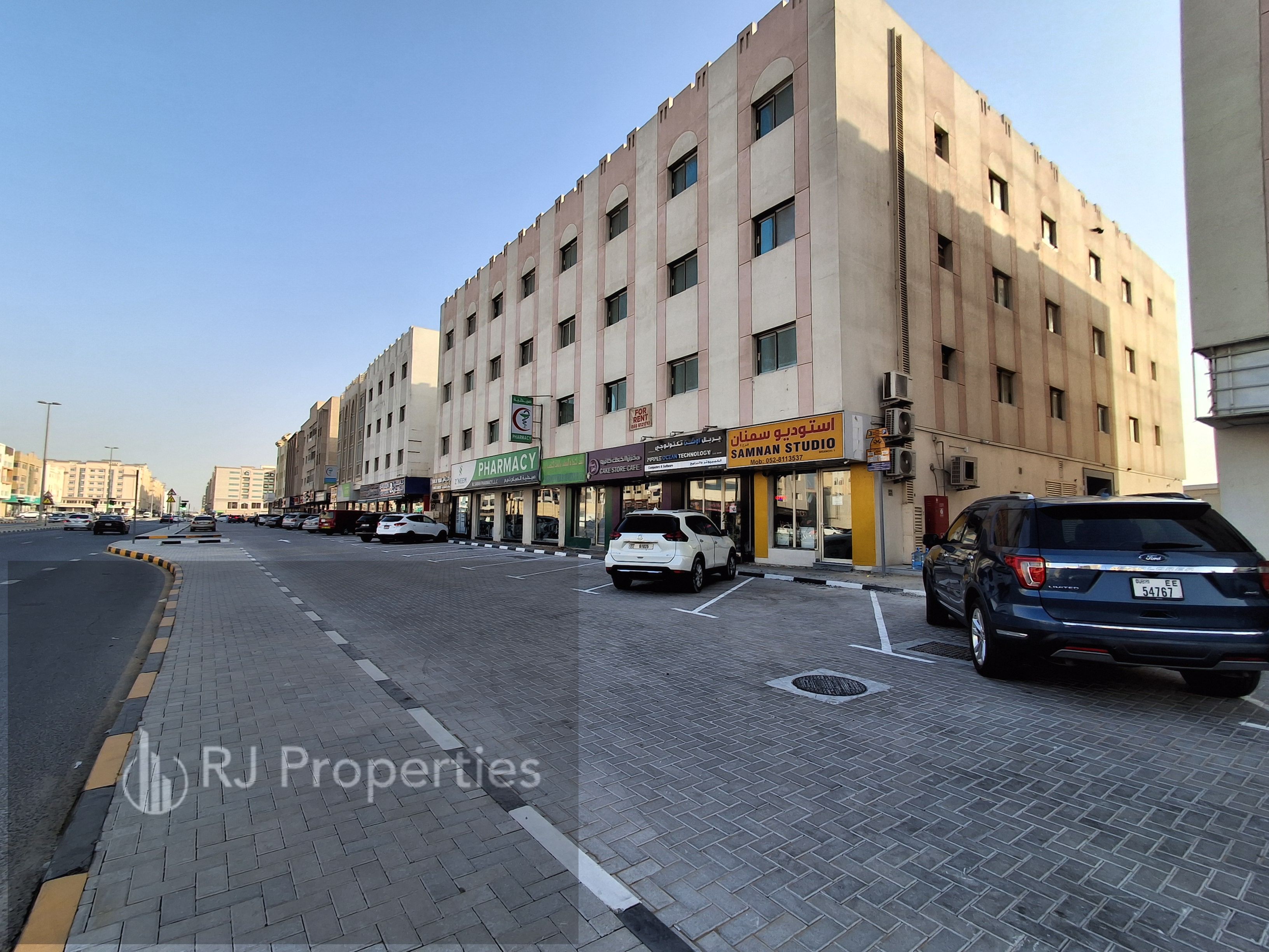 Prime location - Connecting Rood with E311 - family area - Rood side - Suitable for all kind of business
