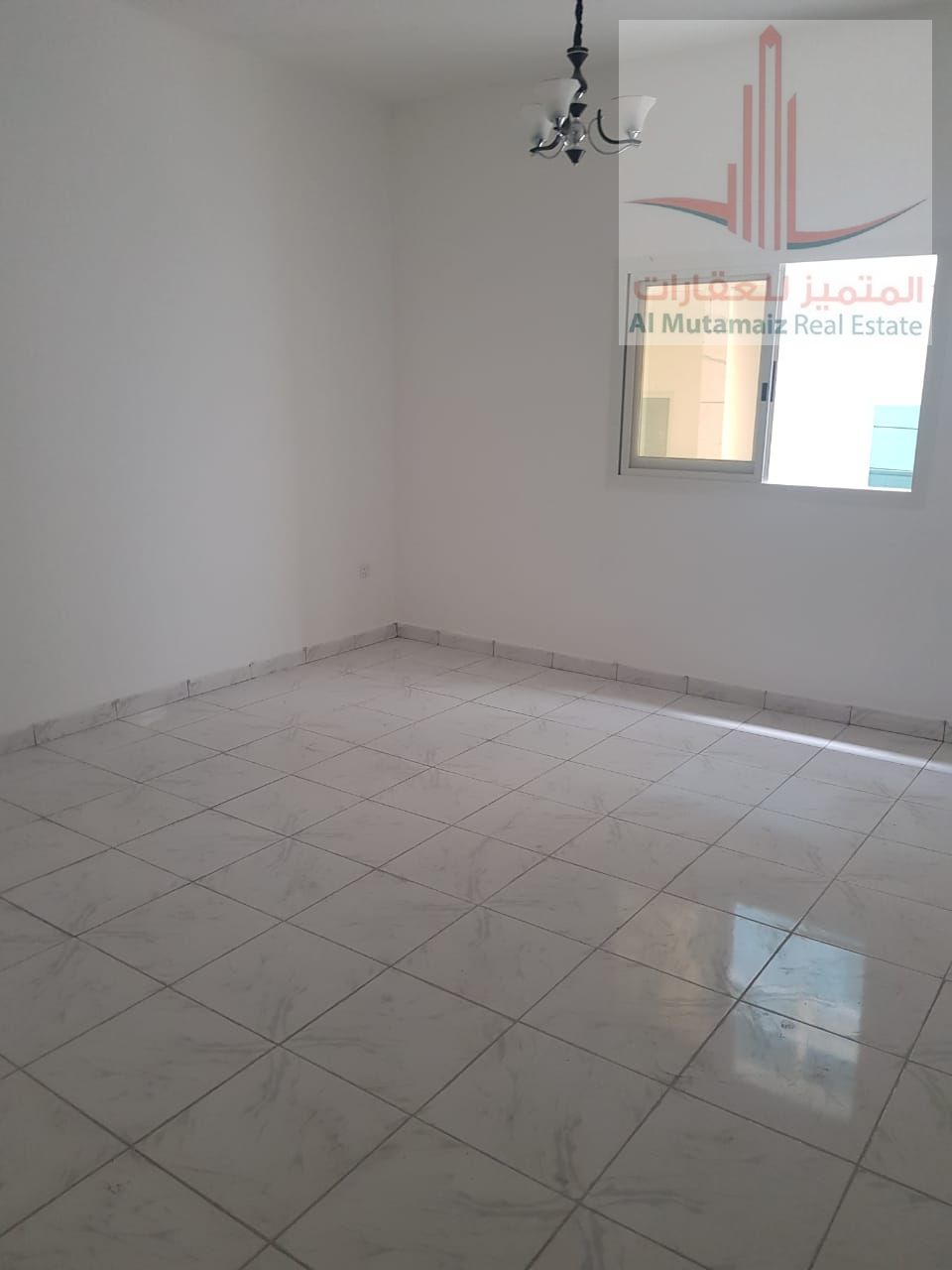 Building for sale, residential/commercial, corner lot, near the duty-free market and the Corniche. Land area: 4843 sq ft.