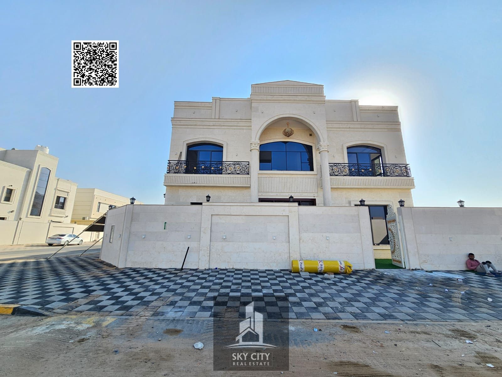 Seize this exceptional opportunity to own a classic villa with an elegant architectural design. Attractive price. Ground floor, first floor, and roof.