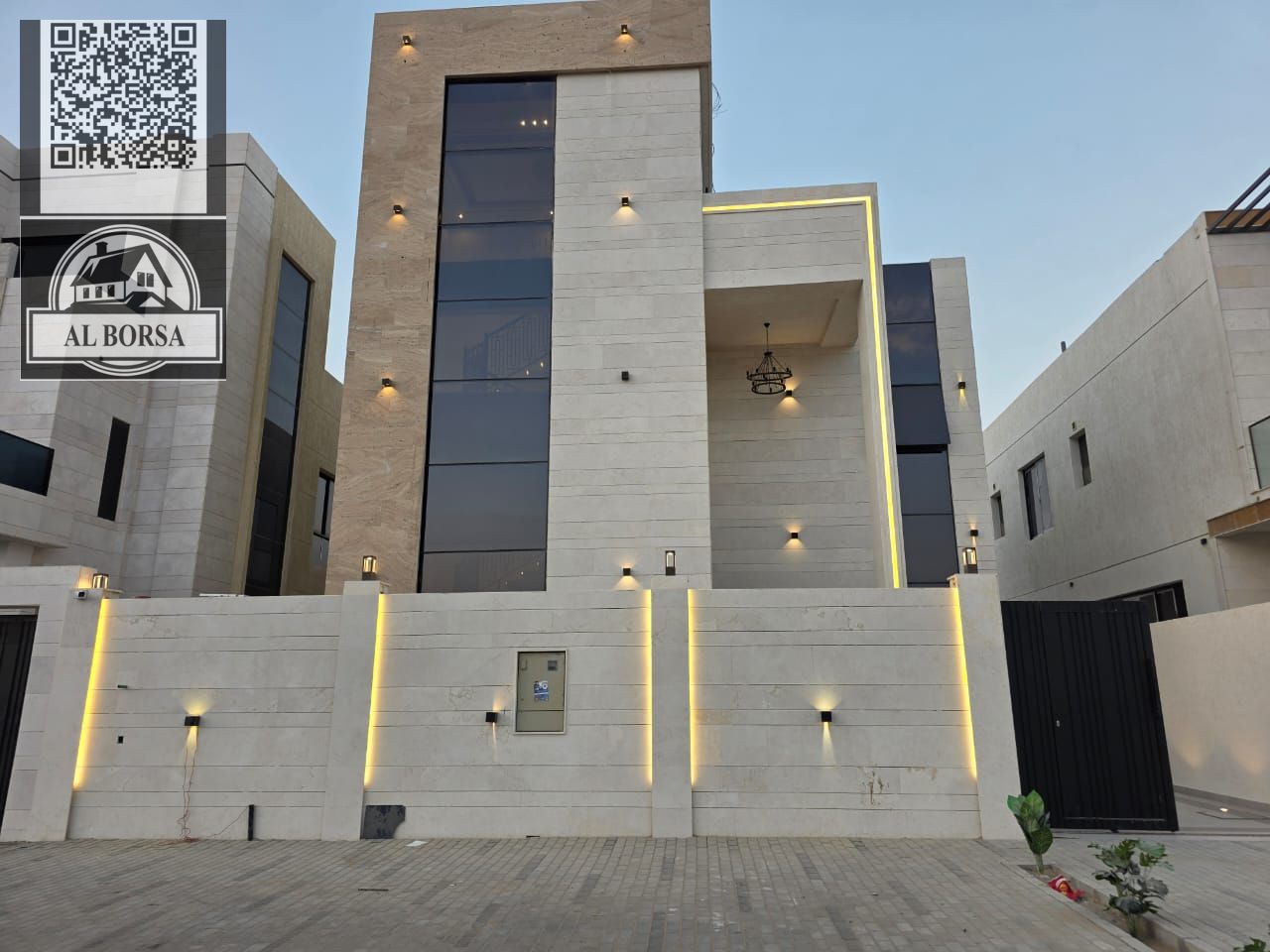 For sale in Al Helio 2, Ajman: a villa with 5 master bedrooms, a majlis, two living rooms, a spacious kitchen, and a maid's room.