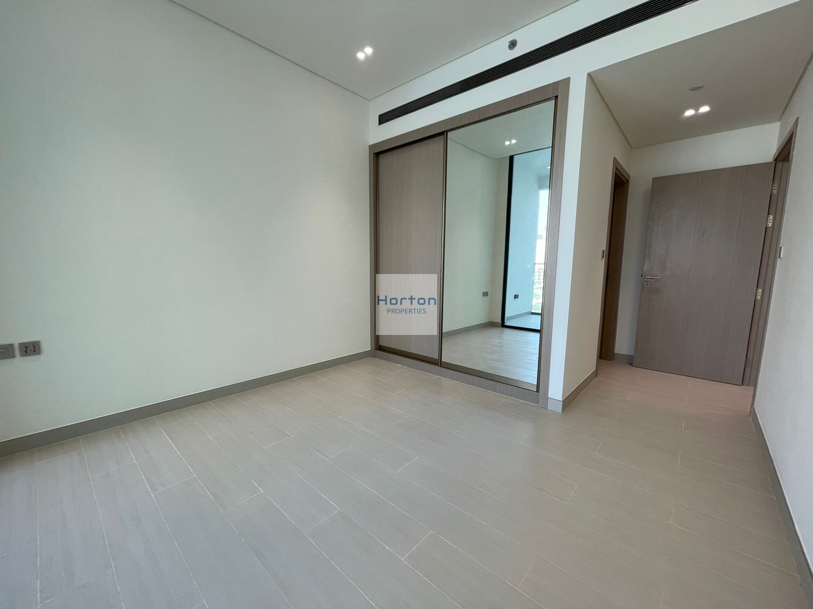 UNFURNISHED I OPEN KITCHEN I POOL VIEW