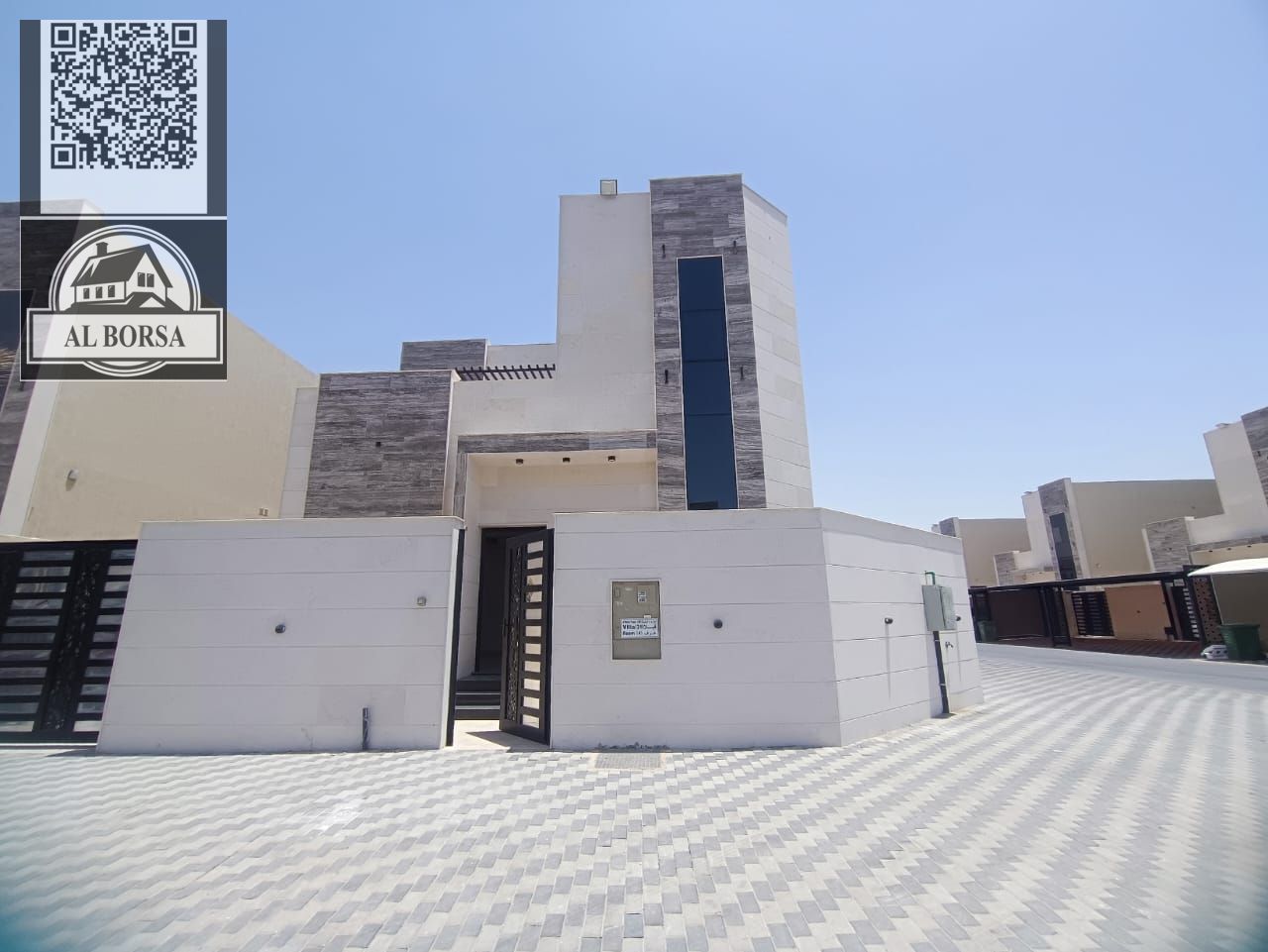 For sale: Corner villa in Al Helio 2, Ajman, consisting of 4 master bedrooms, a majlis, a living room, a spacious kitchen, and a maid's room.