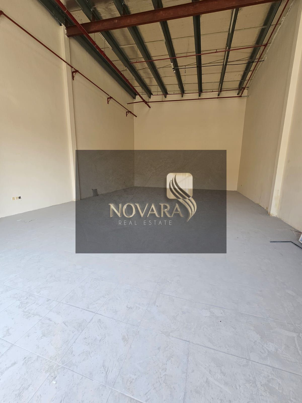 Warehouse for annual rent in Al Jurf Industrial Area 1 – Ajman. Area: 2,000 sq ft. Electricity: 3 phase – 25 kW capacity.