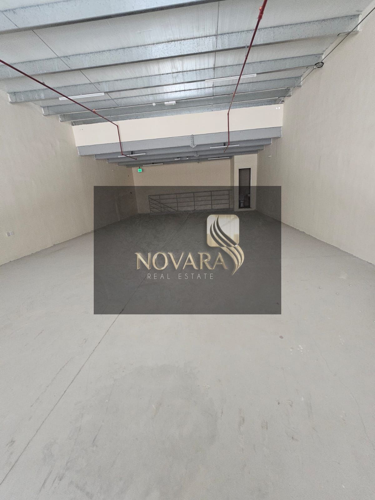 Warehouse for rent in Al Jurf Industrial Area 1, Ajman. Area: 3000 sq ft. Mezzanine. 3-phase 25 kW electricity. Ready for immediate occupancy.