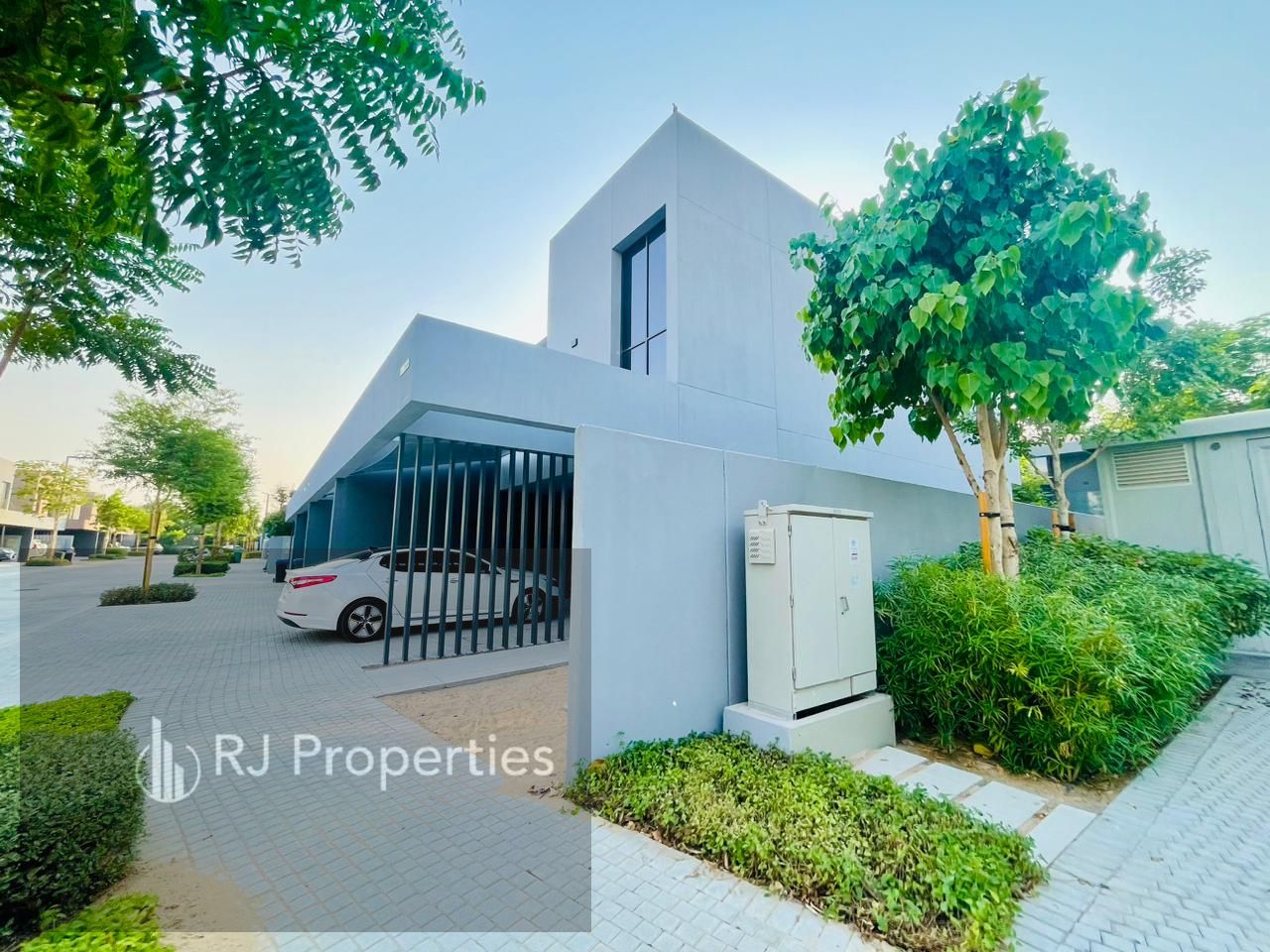 LUXURY 3BEDROOM Townhouse very spacious Room size with Maid room Majlis waderobe parking 145k