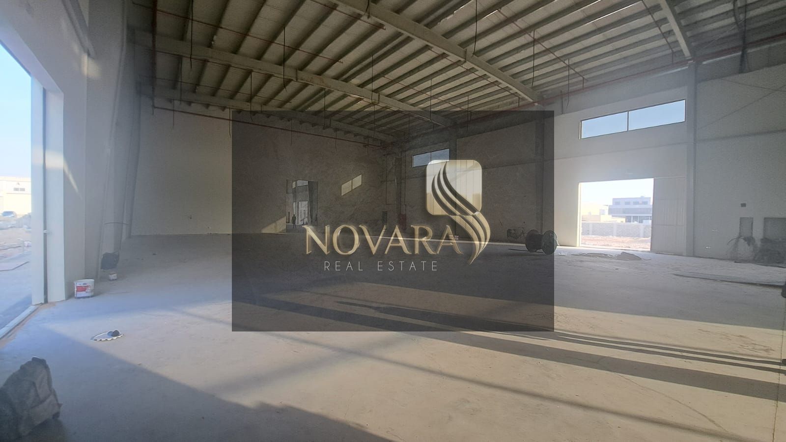 A prime warehouse for rent in Umm Al Quwain, with an area of 25,000 square feet, 253 kilowatts of electricity, ready for immediate occupancy.