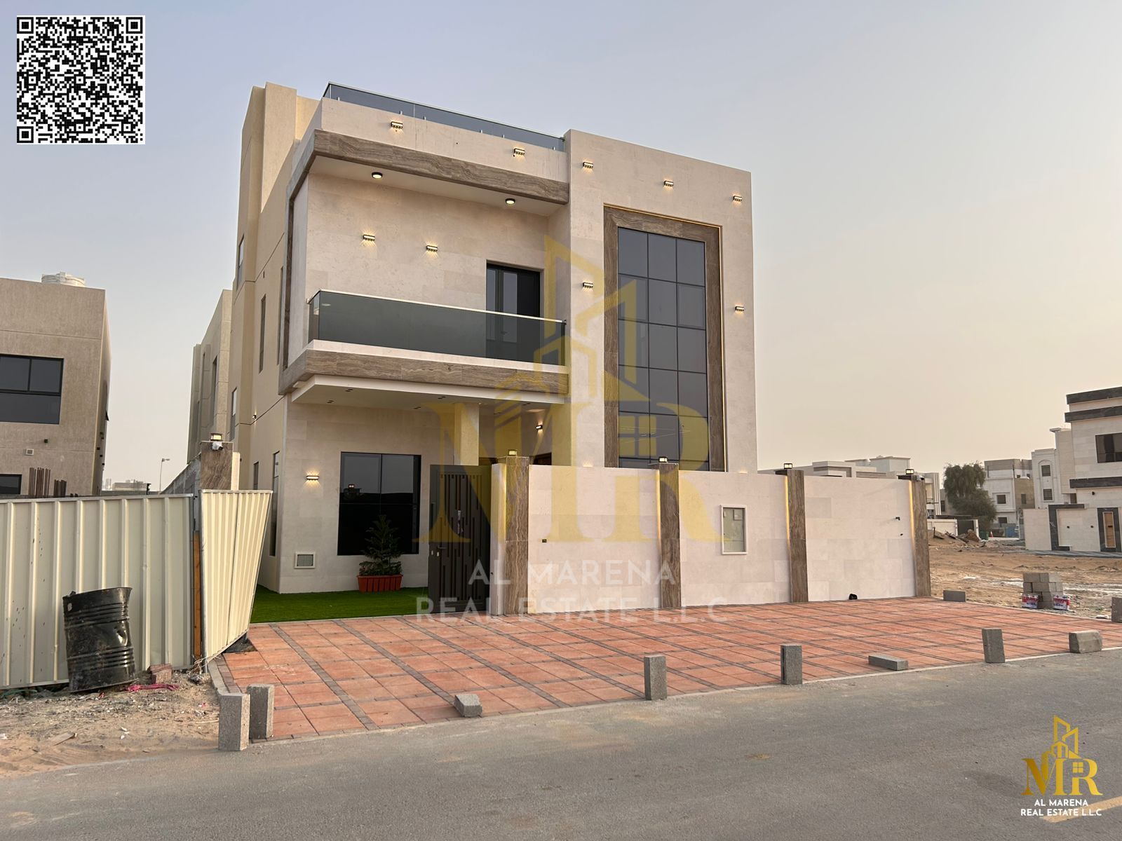 At an attractive price, including registration and ownership fees, a rooftop villa near the mosque, one of the most luxurious villas in Ajman. At an a