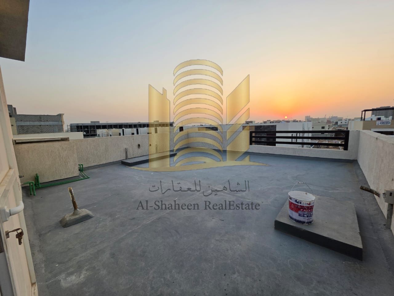 For rent in Al Helio 2 area, a prime location: Townhouse villa Five master bedrooms Living room Majlis (formal sitting room) Main kitchen Maid's room Roof terrace Asking price: 85,000 (currency unspecified), payable in four installments.