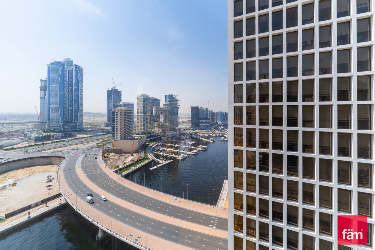 Vacant high floor studio with full lake view
