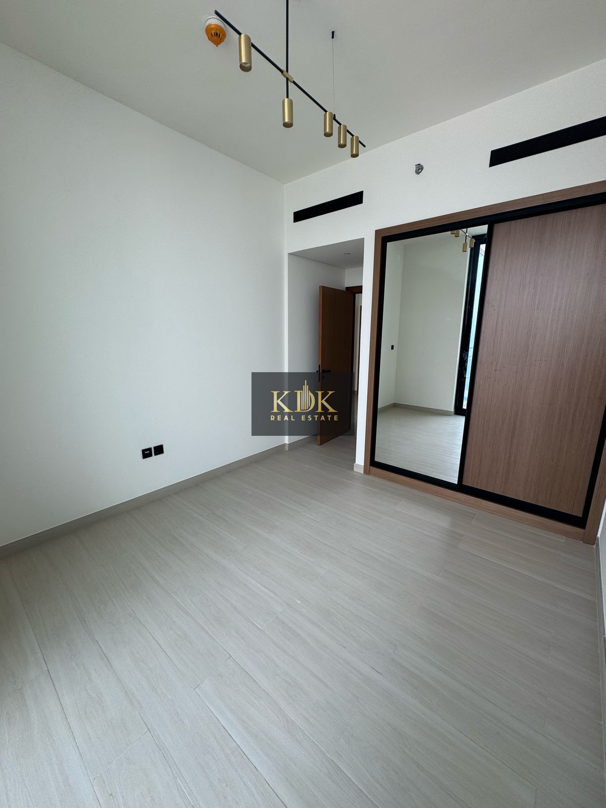 1 bedroom with kitchen appliances| ideal location