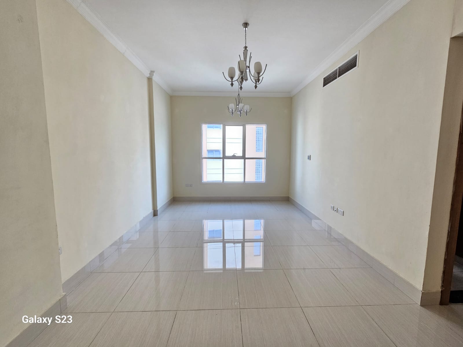 VERY SPACIOUS 1 BEDROOM APARTMENT AT THE MAIN LOCATION READY TO MOVE.