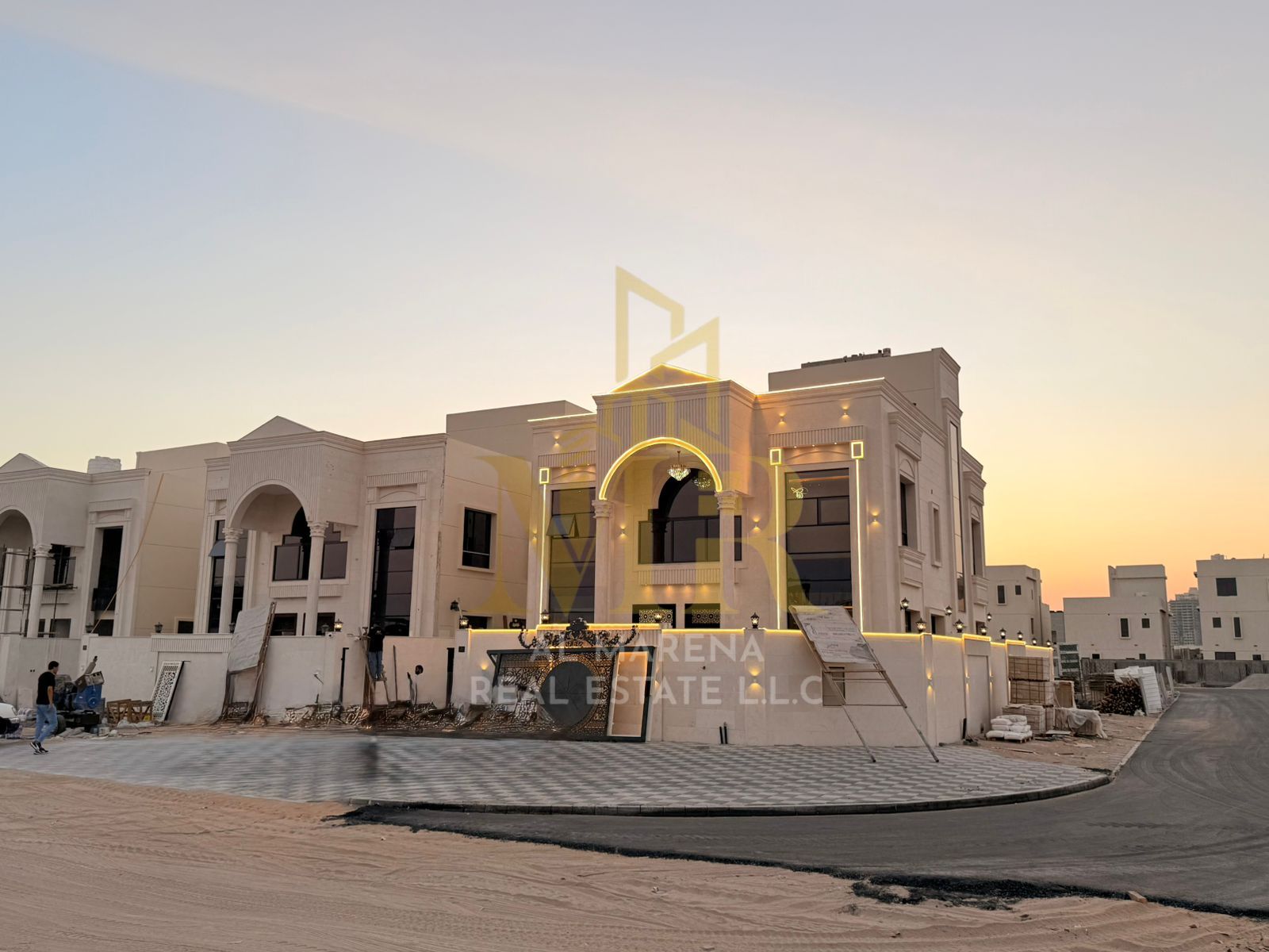 For sale: A villa boasting a strategic location close to all services, schools, and shopping centers.