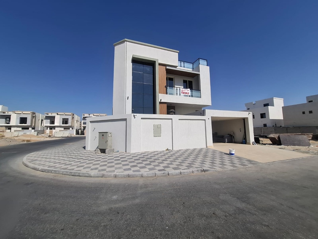 Own your dream villa and invest in a luxurious villa in the heart of Al Yasmin, on a corner lot. Seize the opportunity now!