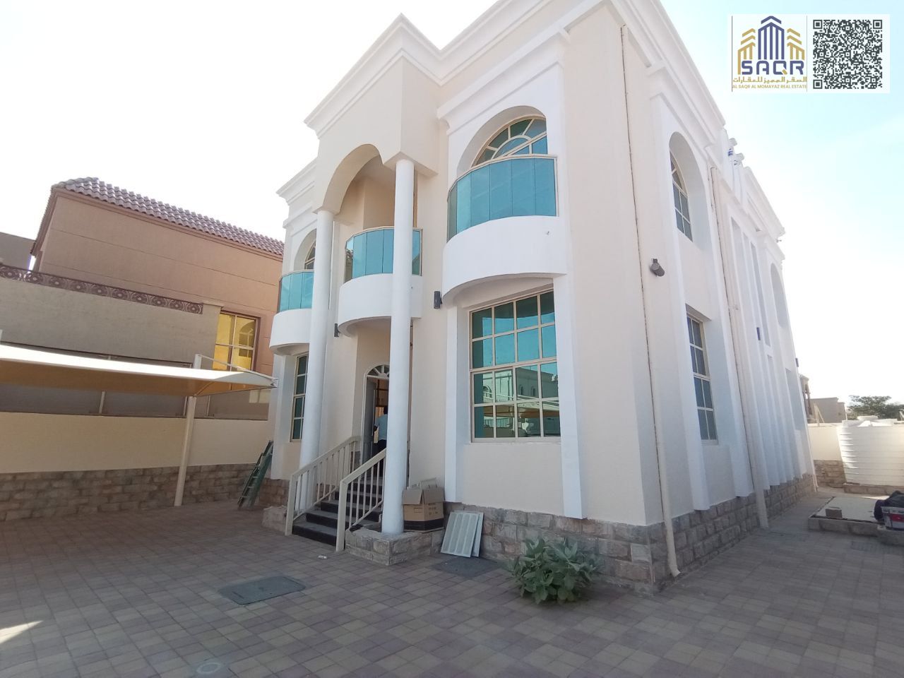 Villa in a strategic location on a corner of two streets, ready to move in, close to all services.