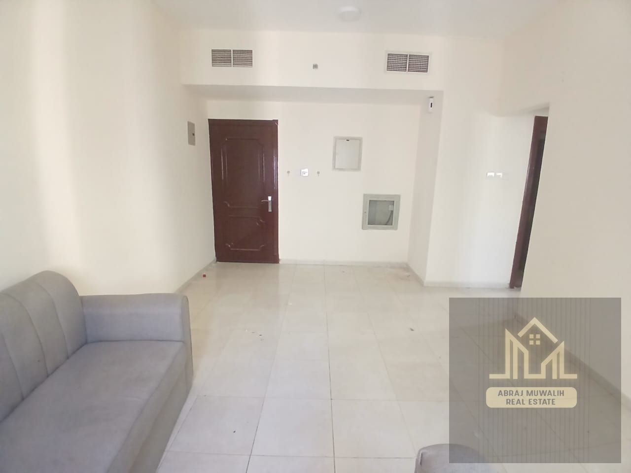 Ready to move apartment available prime location near safari mall