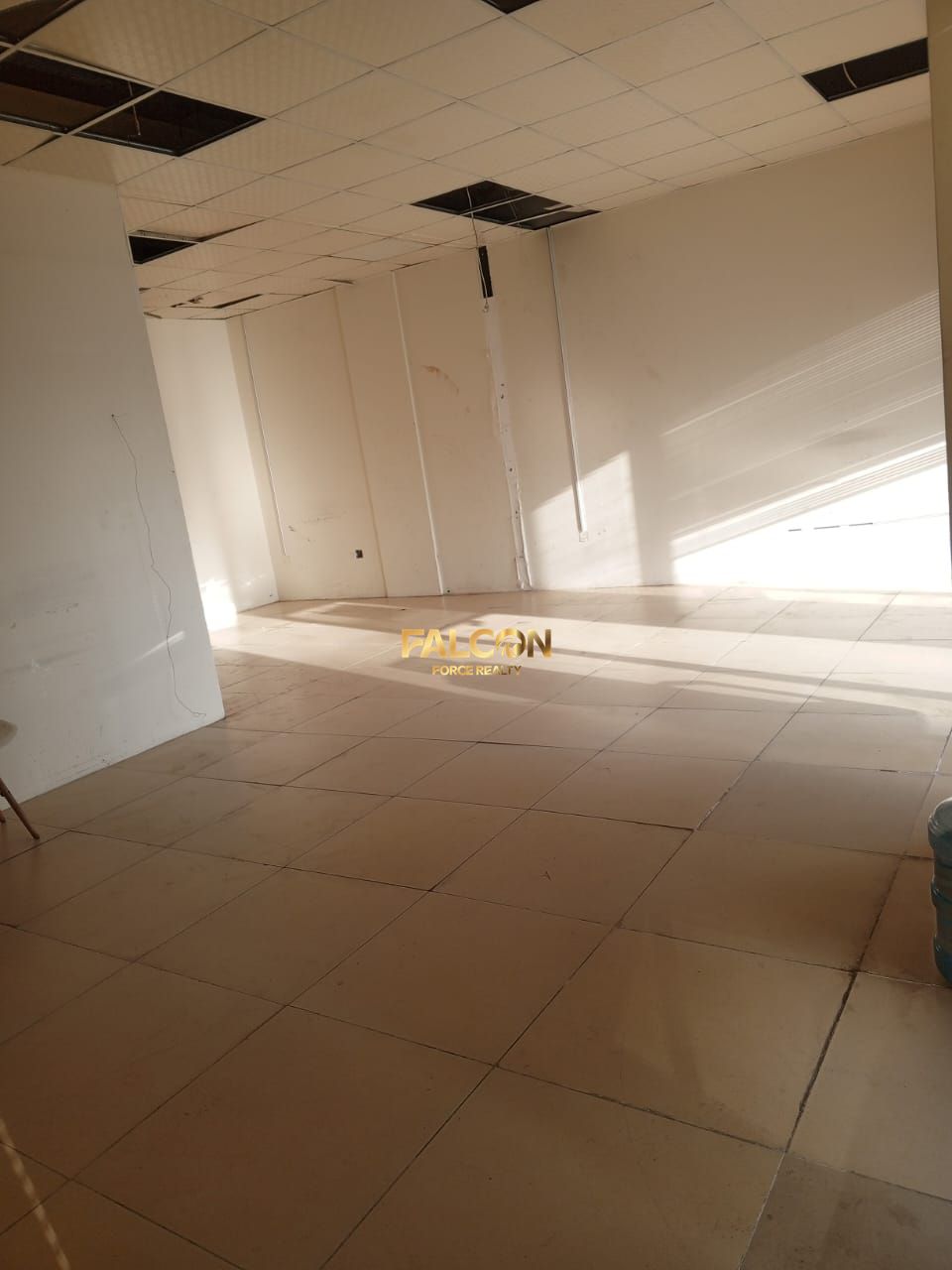 992 SQ. FT. COMMERCIAL SHOP AVAILABLE FOR LEASE