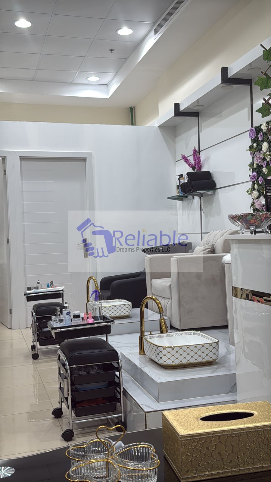 Fully Equipped Ladies Salon for Rent – Prime Location in Deira