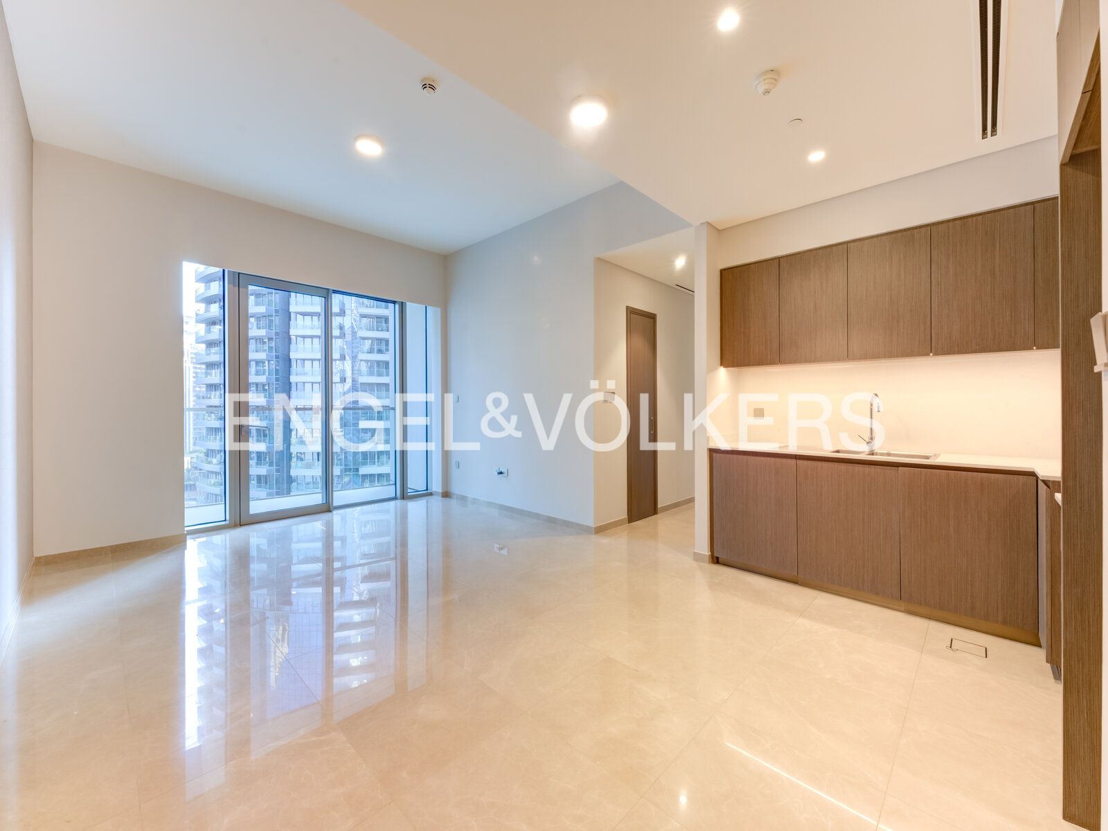 Huge Layout | Fountain View | High Floor