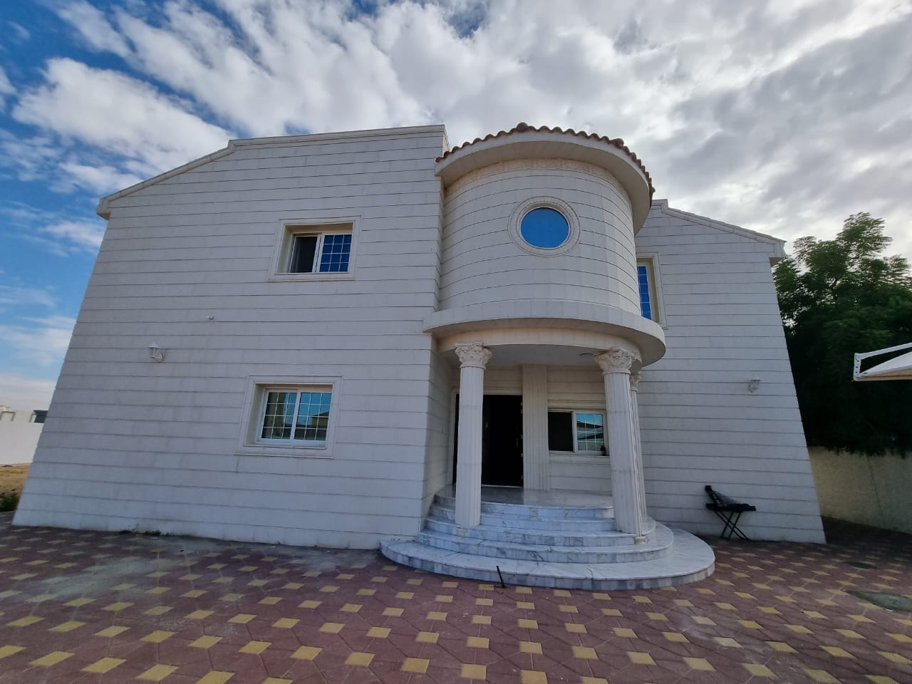 Two-story stone villa for sale in Al Rahmaniyah 25,000 sq ft Large garden 6 master bedrooms Large family room