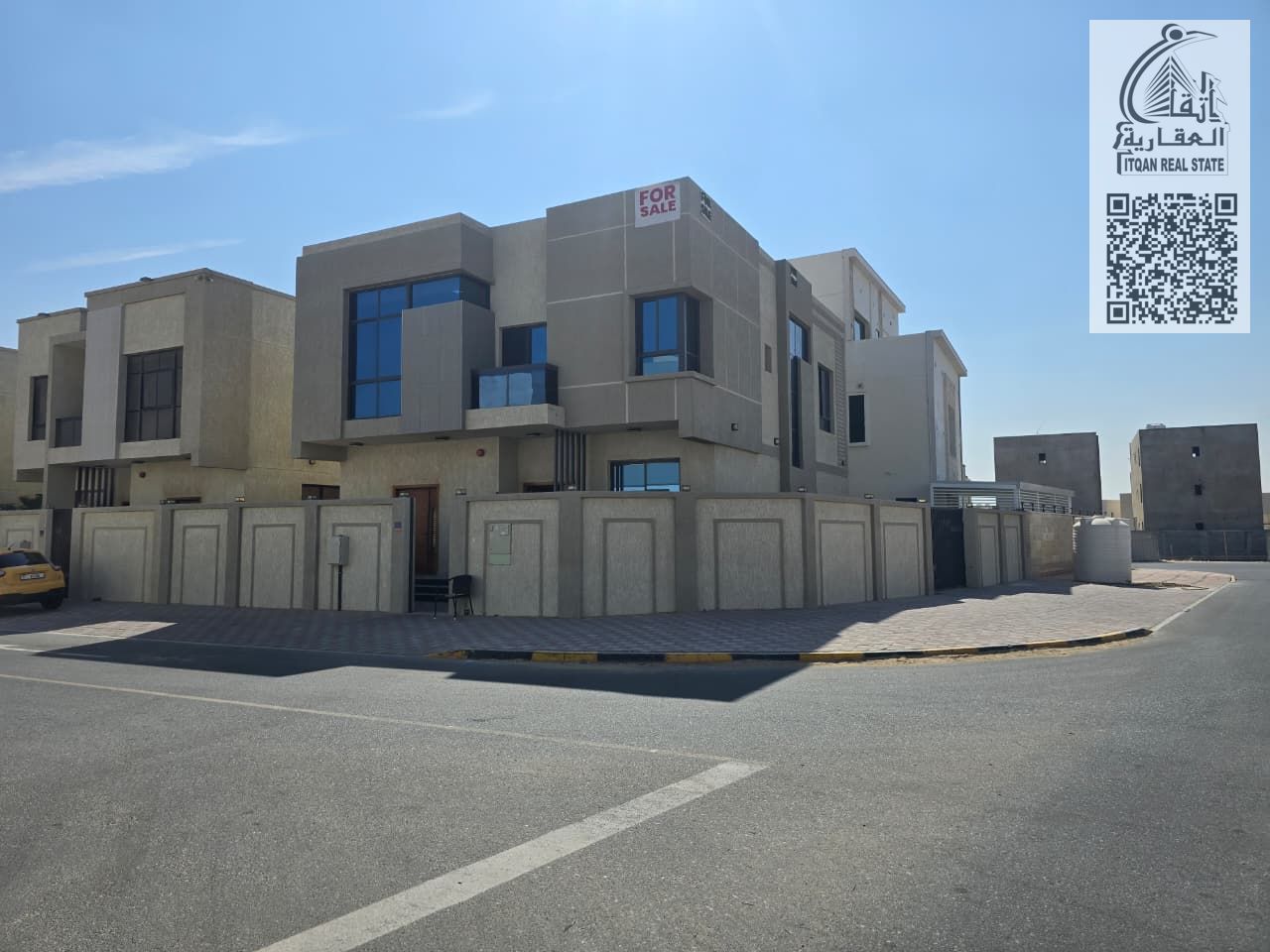 Villa for sale, direct from the owner, corner plot with two streets, includes water and electricity fees, and air conditioning. Prime location.