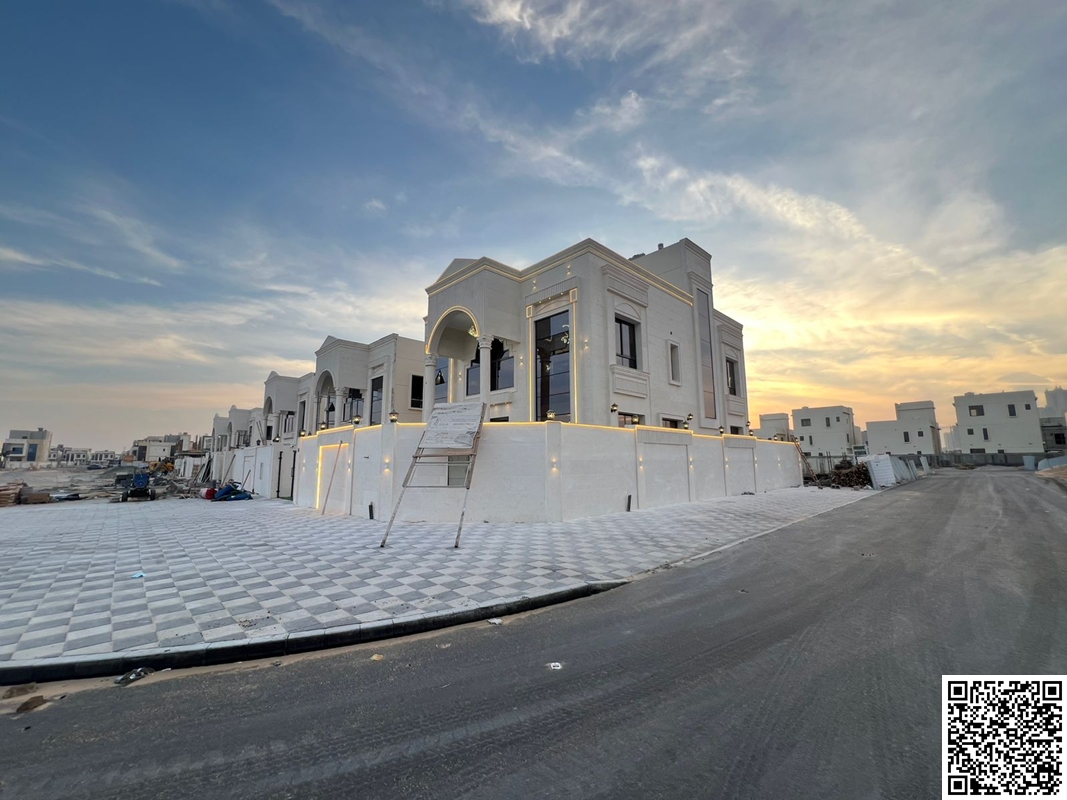 Luxury classic corner villa – two floors and a roof – spacious