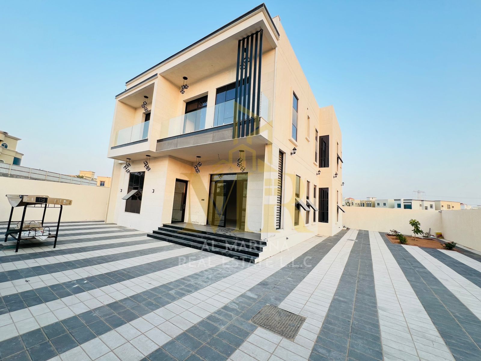 For sale: Villa, 6200 sq ft, fully equipped with air conditioning, at a very attractive price of 3 million. Features five master bedrooms, a garden, a